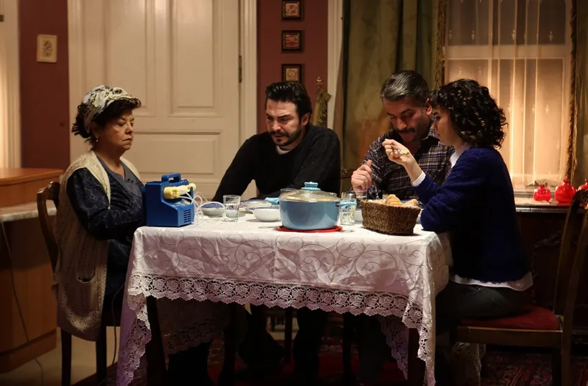 Ayse Kökçü, Murat Cemcir, Seda Bakan, and Ahmet Kural in Kardes Payi (2014)