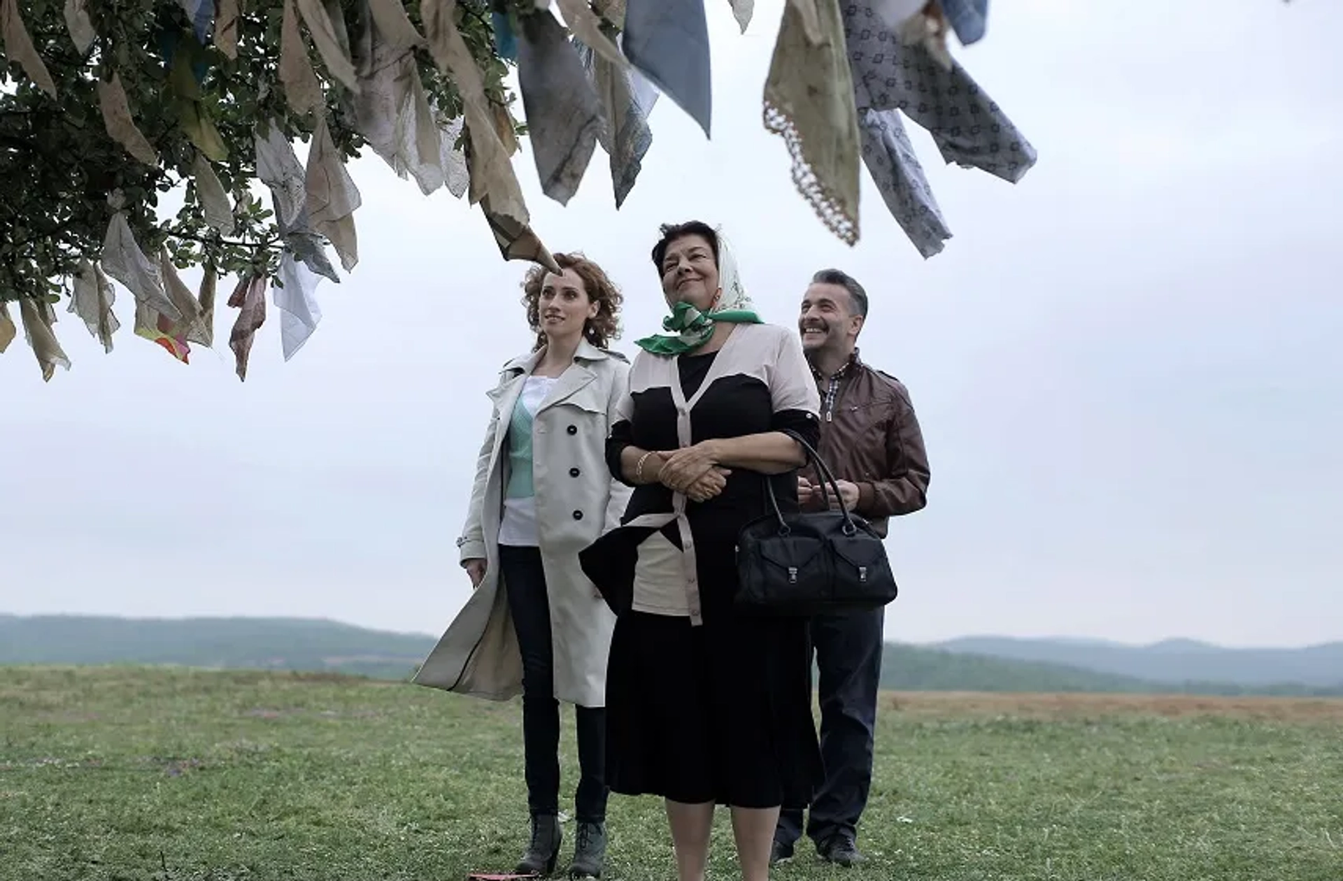 Ayse Kökçü, Murat Cemcir, and Berfu Öngören in Kardes Payi (2014)