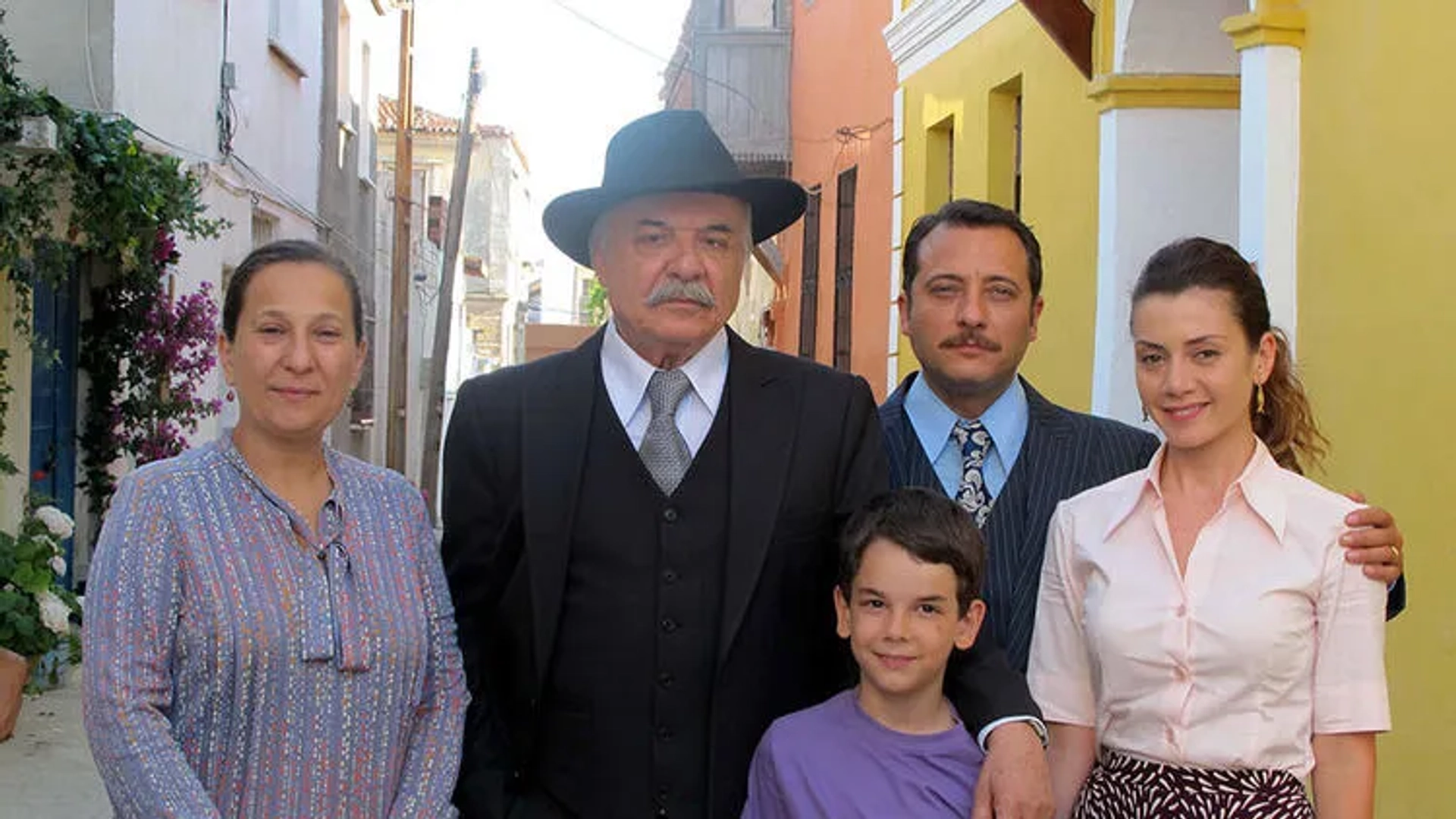 Çetin Tekindor, Yigit Özsener, Gökçe Bahadir, Sacide Tasaner, and Durukan Çelikkaya in My Grandfather's People (2011)