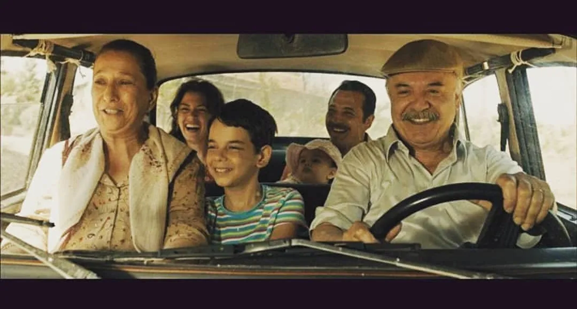 Çetin Tekindor, Yigit Özsener, Gökçe Bahadir, Sacide Tasaner, and Durukan Çelikkaya in My Grandfather's People (2011)