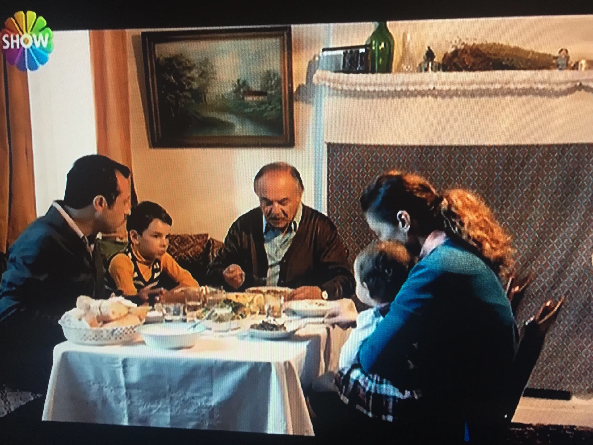 Çetin Tekindor, Yigit Özsener, Gökçe Bahadir, Sacide Tasaner, and Durukan Çelikkaya in My Grandfather's People (2011)