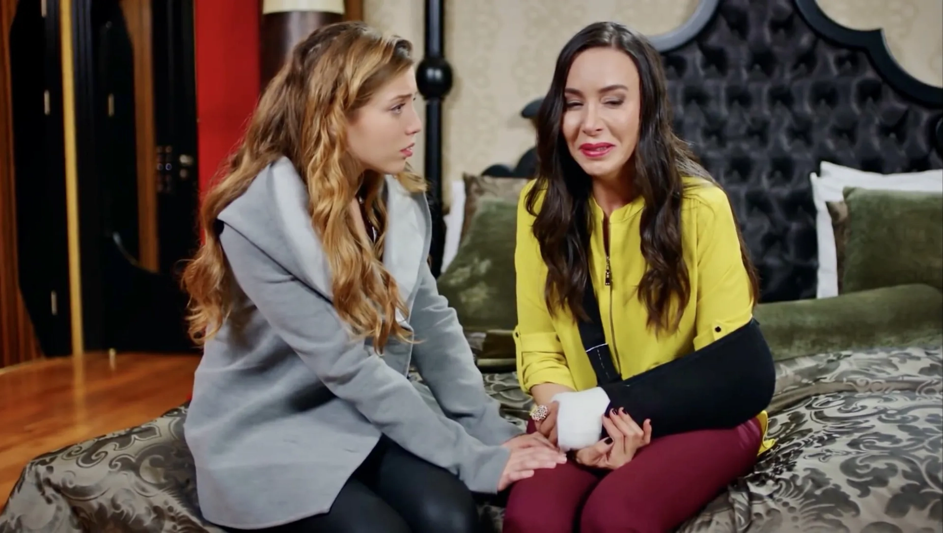 Asli Aybars and Idil Sivritepe in Çilek Kokusu: Episode #1.19 (2015)