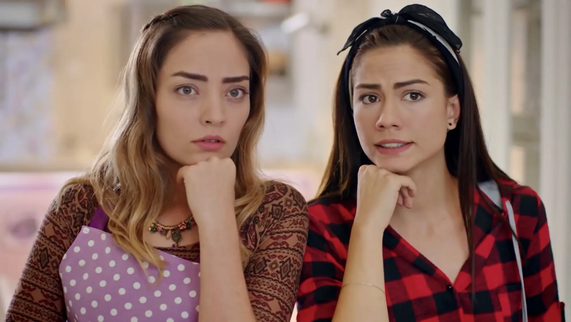 Demet Özdemir and Zeynep Tugçe Bayat in Çilek Kokusu: Episode #1.19 (2015)