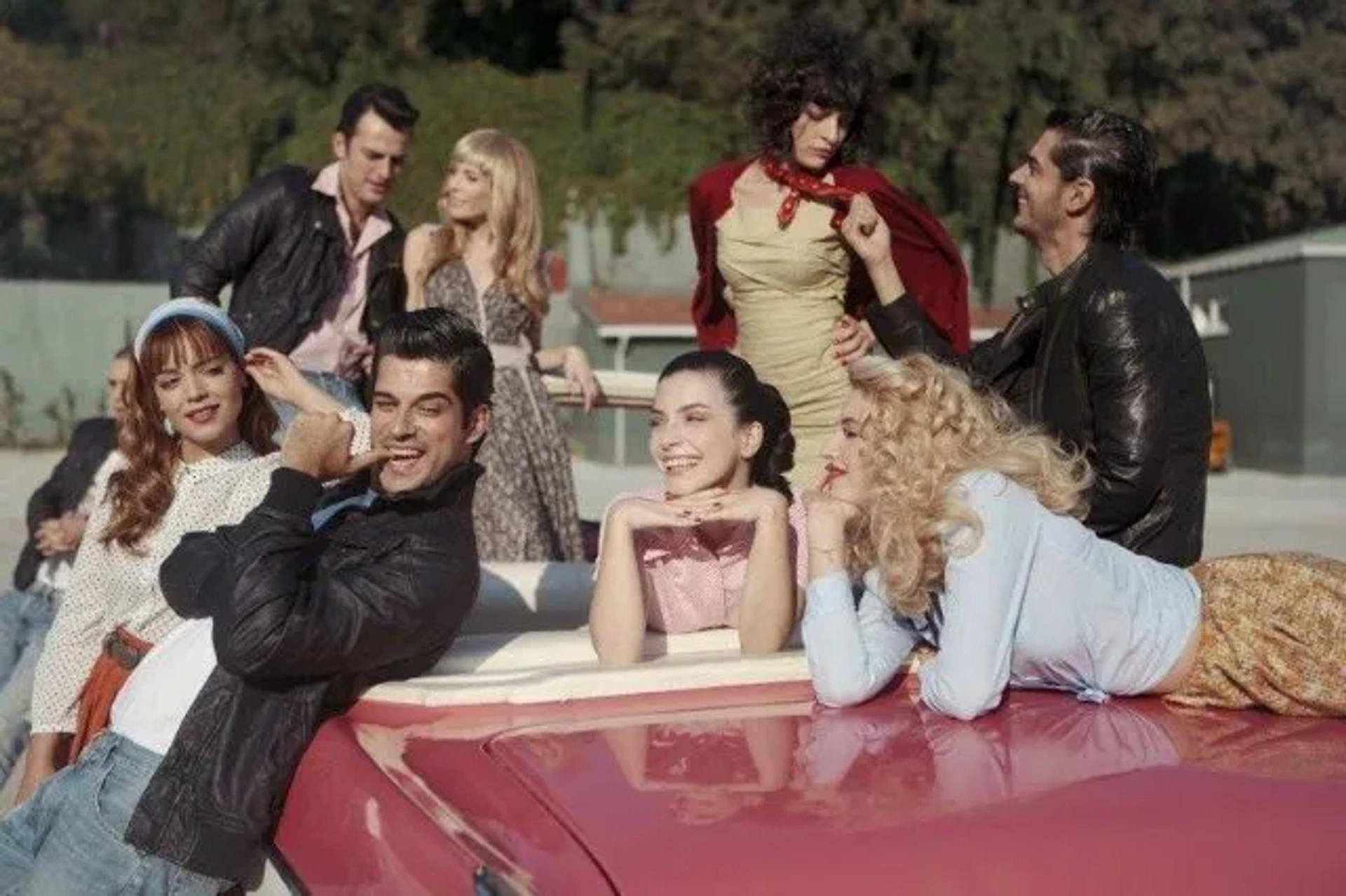 Merve Bolugur, Ipek Karapinar, Burak Özçivit, Mehmetcan Mincinozlu, Birkan Sokullu, Gonca Vuslateri, Dilara Öztunç, and Kadir Dogulu in Little Secrets (2010)