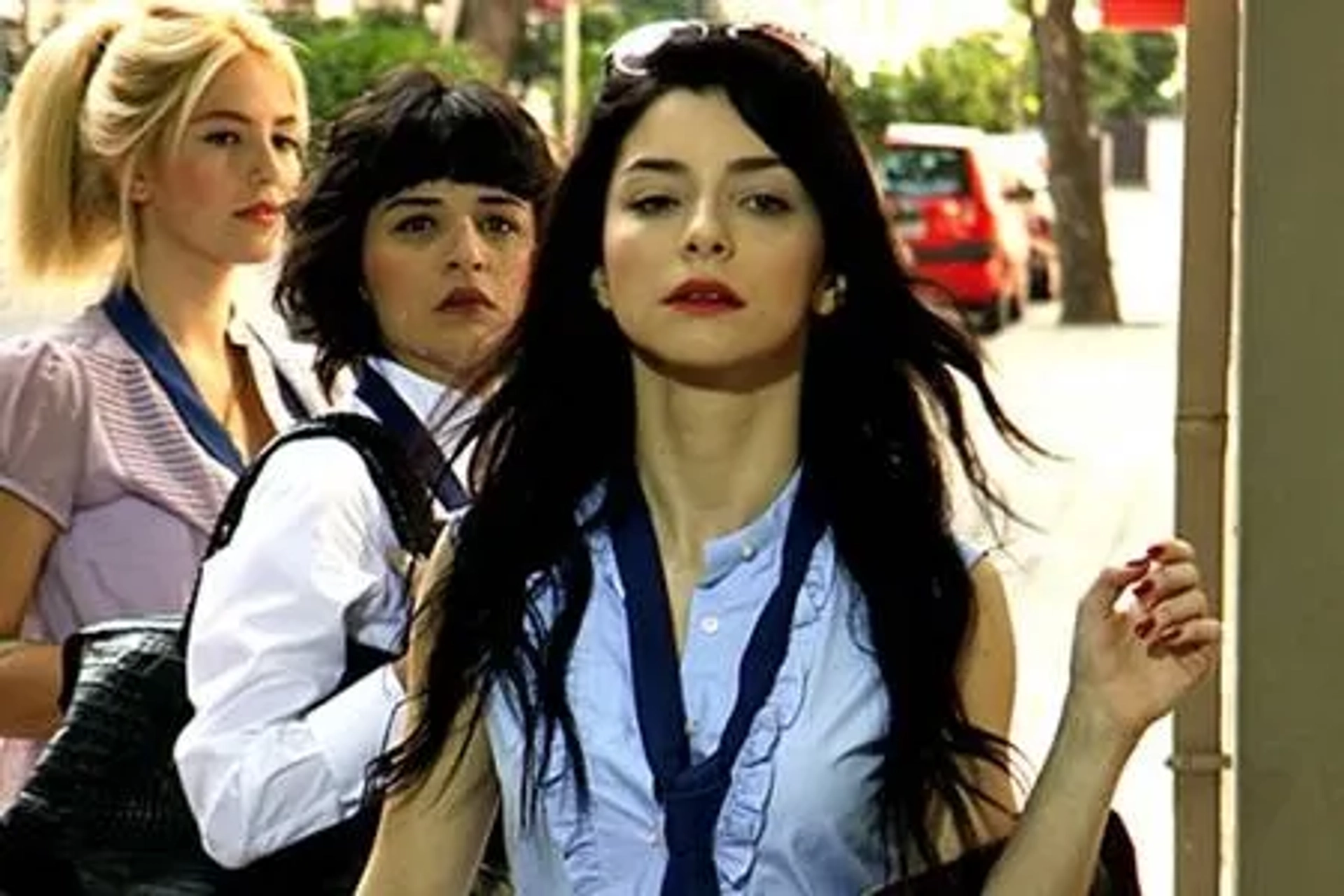 Merve Bolugur, Gonca Vuslateri, and Dilara Öztunç in Little Secrets (2010)