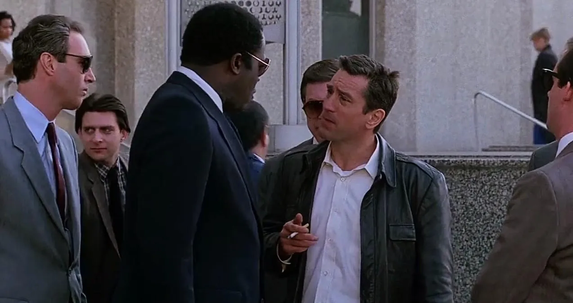 Robert De Niro and Yaphet Kotto in Midnight Run (1988)