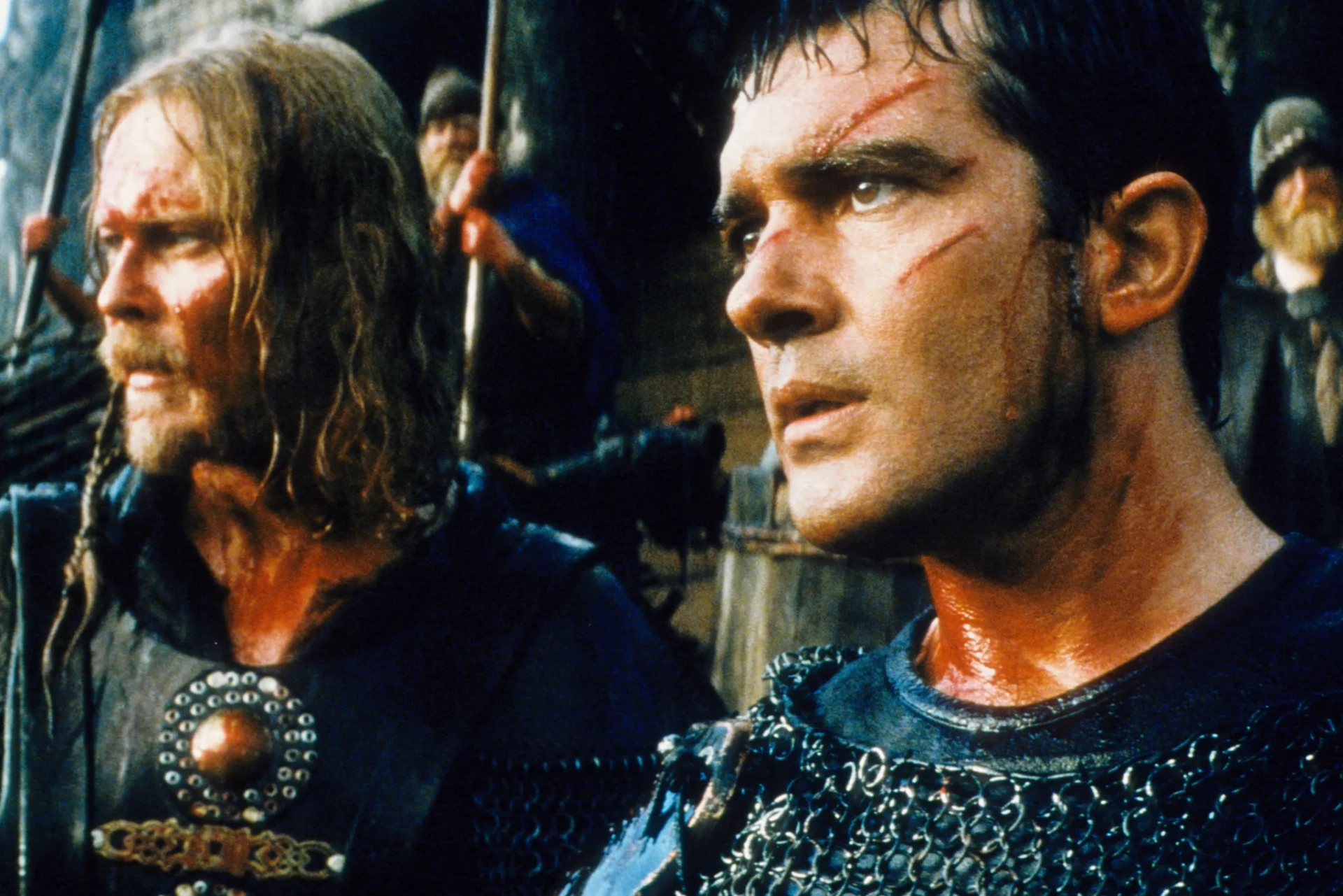 Antonio Banderas and Dennis Storhøi in The 13th Warrior (1999)