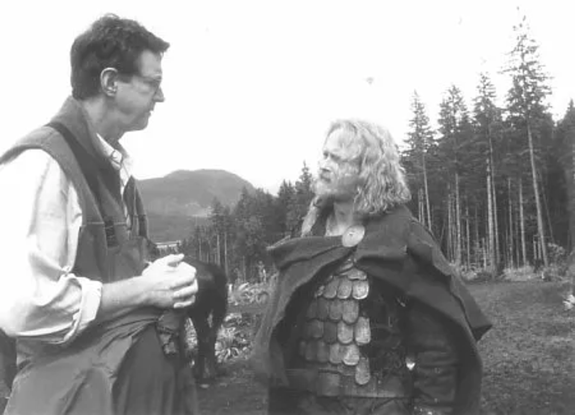 Michael Crichton and Dennis Storhøi in The 13th Warrior (1999)