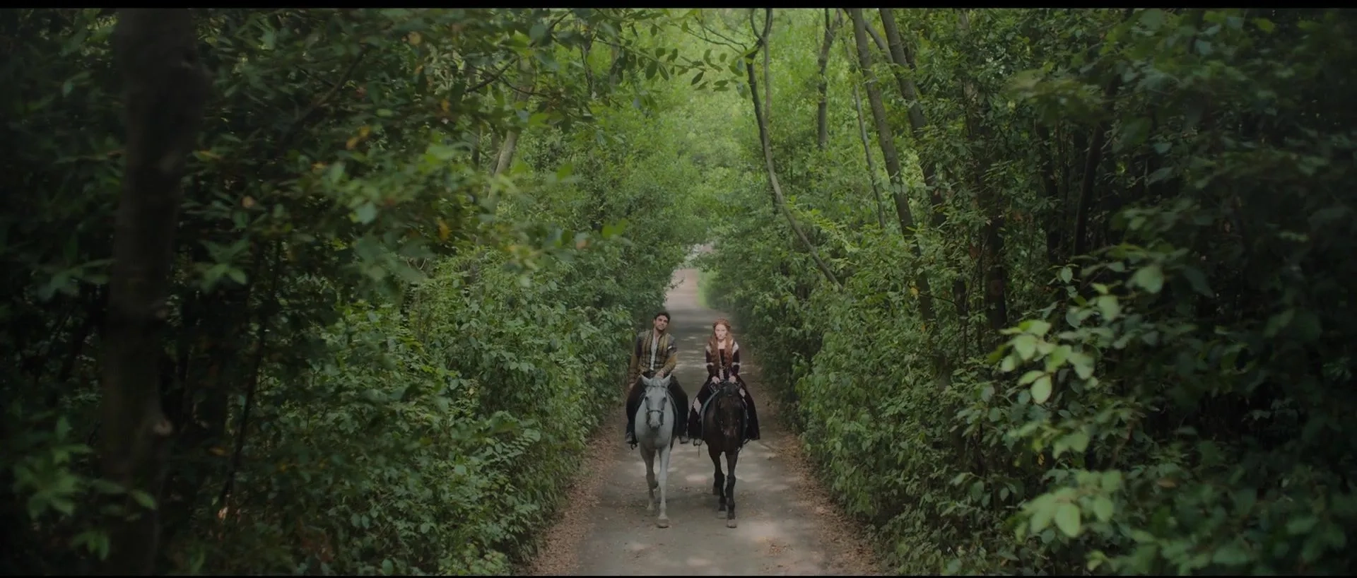 Kaitlyn Dever and Sean Teale in Rosaline (2022)