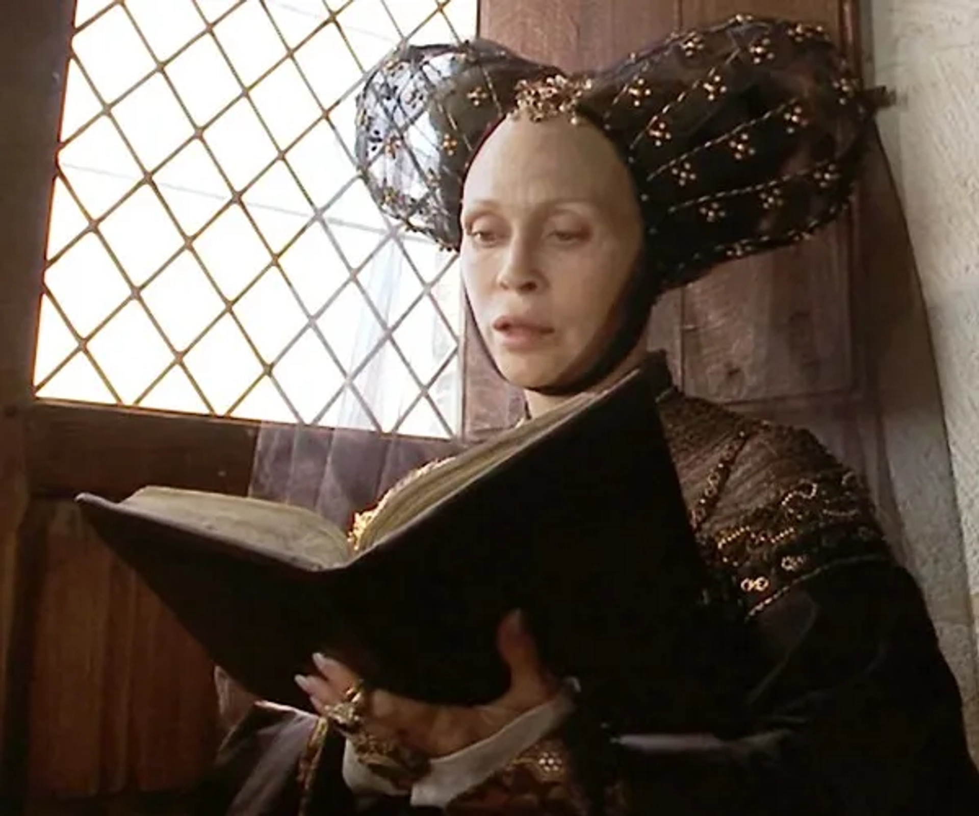 Faye Dunaway in The Messenger: The Story of Joan of Arc (1999)