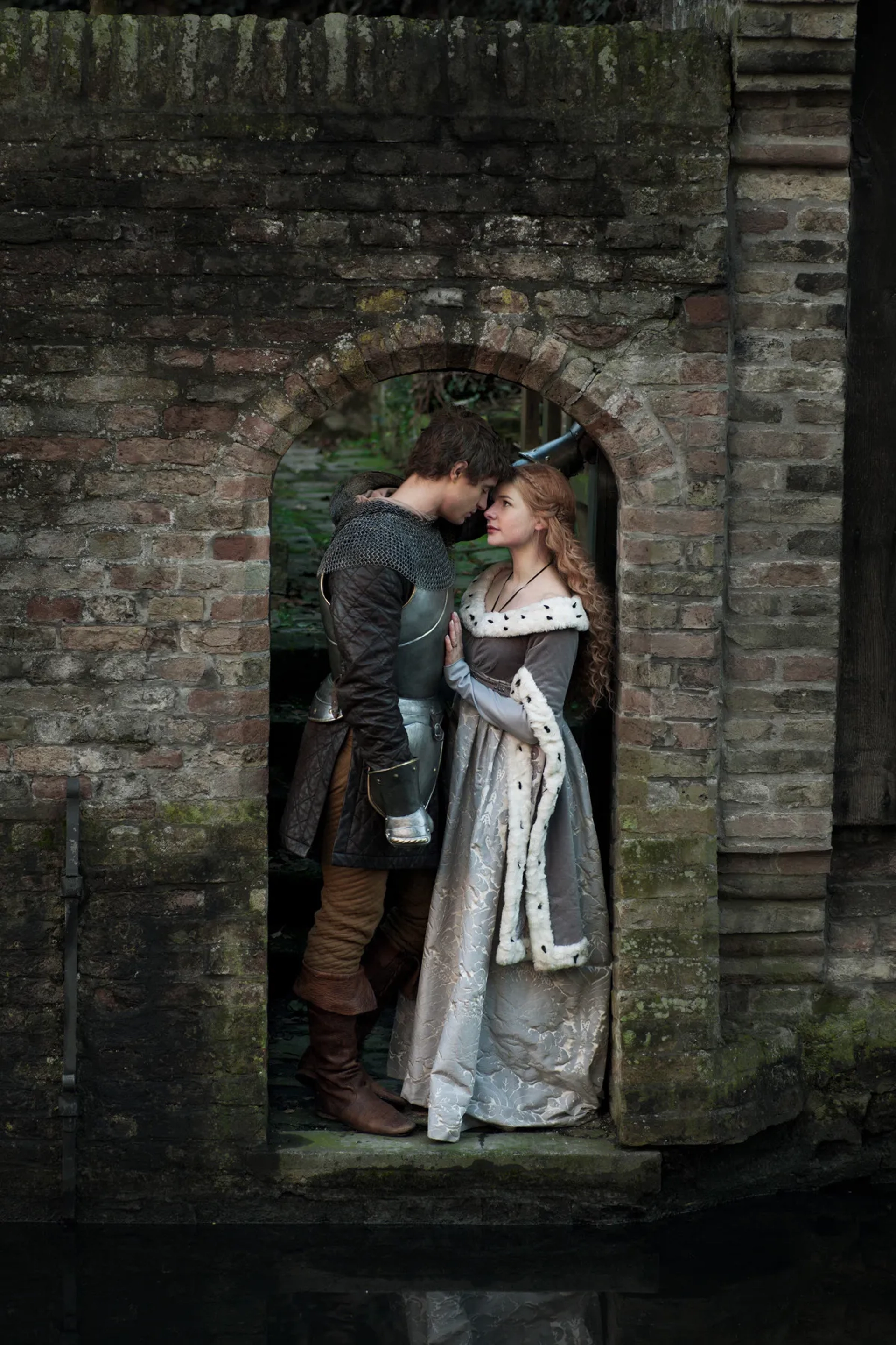 Rebecca Ferguson and Max Irons in The White Queen (2013)