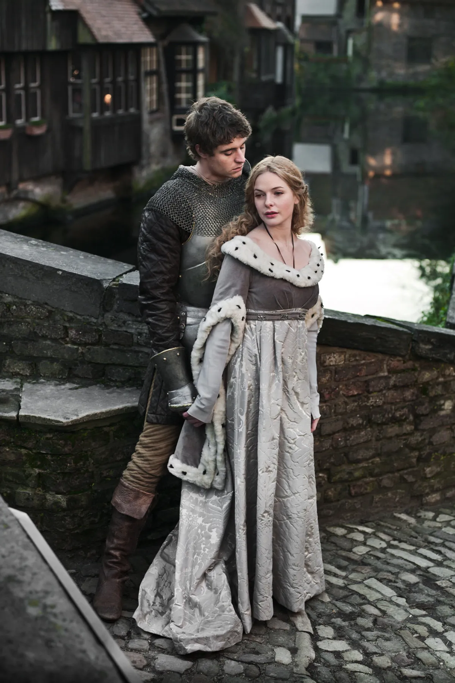 Rebecca Ferguson and Max Irons in The White Queen (2013)