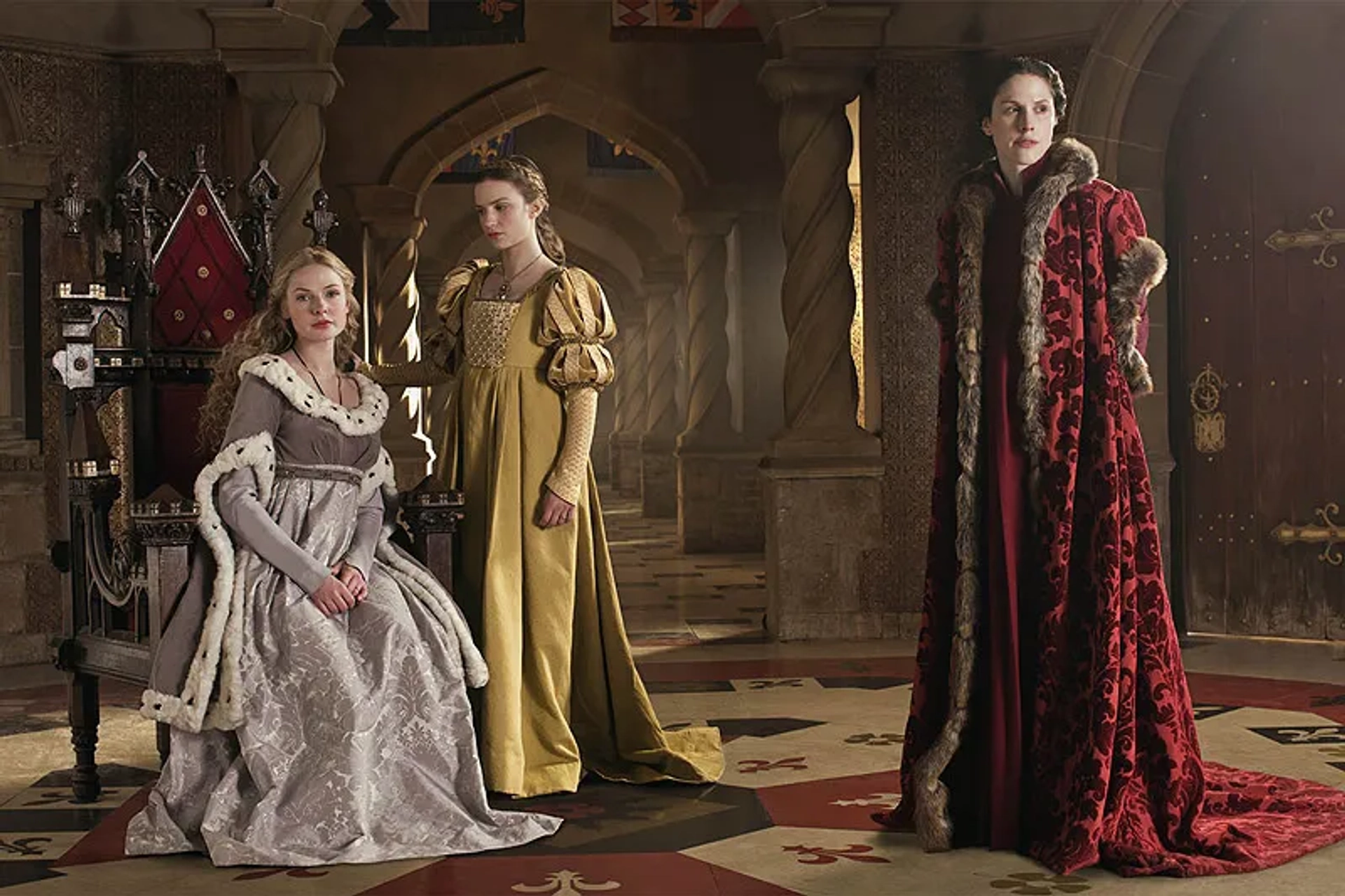 Rebecca Ferguson, Amanda Hale, and Faye Marsay in The White Queen (2013)