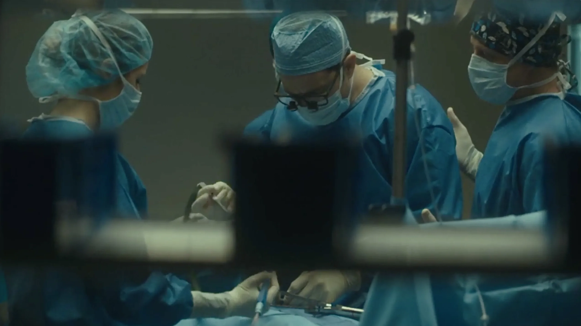 Sean Allan Krill as Dr. Timothy Darnton, with Grace Gummer & Joshua Jackson, in Dr. Death - "The $?!& in the Bed", Episode 5.
