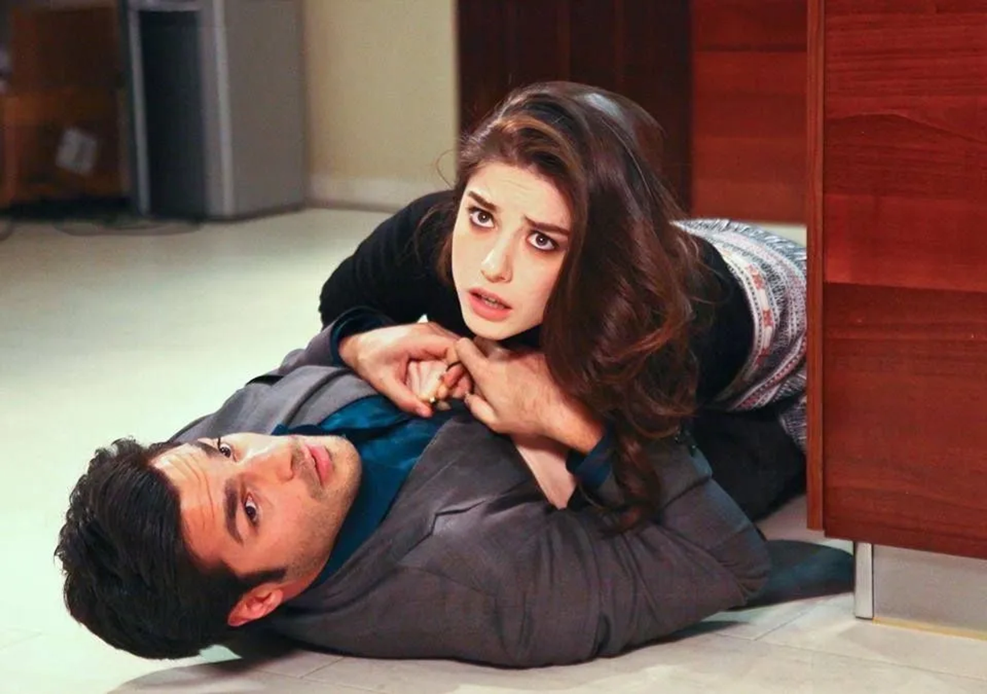 Özge Gürel and Serkan Çayoglu in Cherry Season (2014)