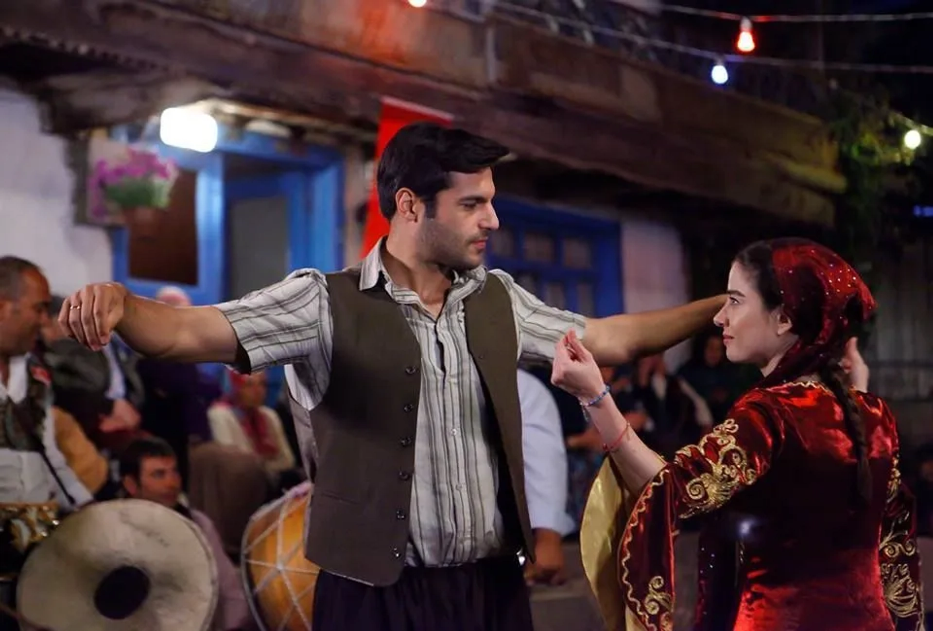 Özge Gürel and Serkan Çayoglu in Cherry Season (2014)