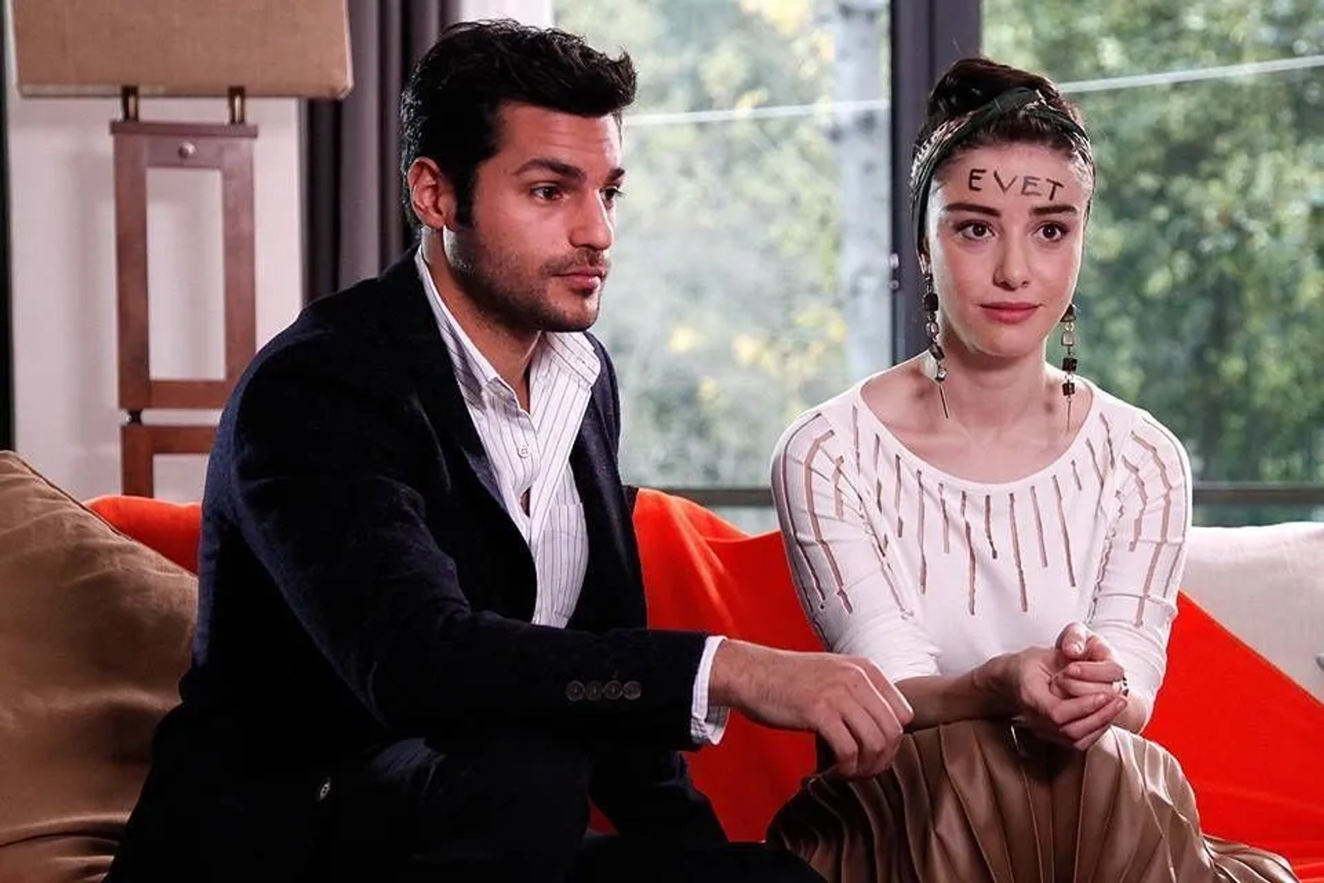 Özge Gürel and Serkan Çayoglu in Cherry Season (2014)