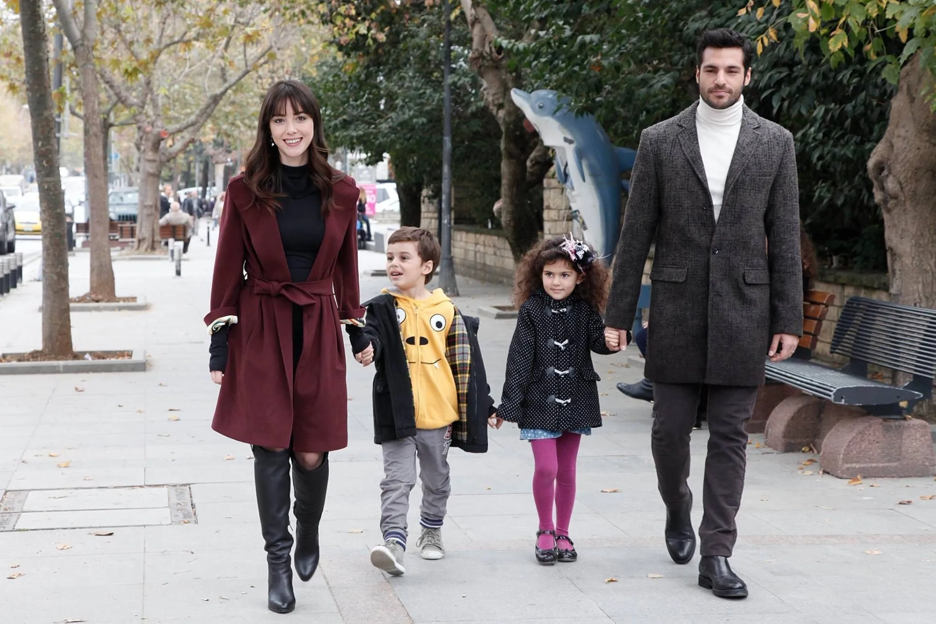 Özge Gürel and Serkan Çayoglu in Cherry Season (2014)