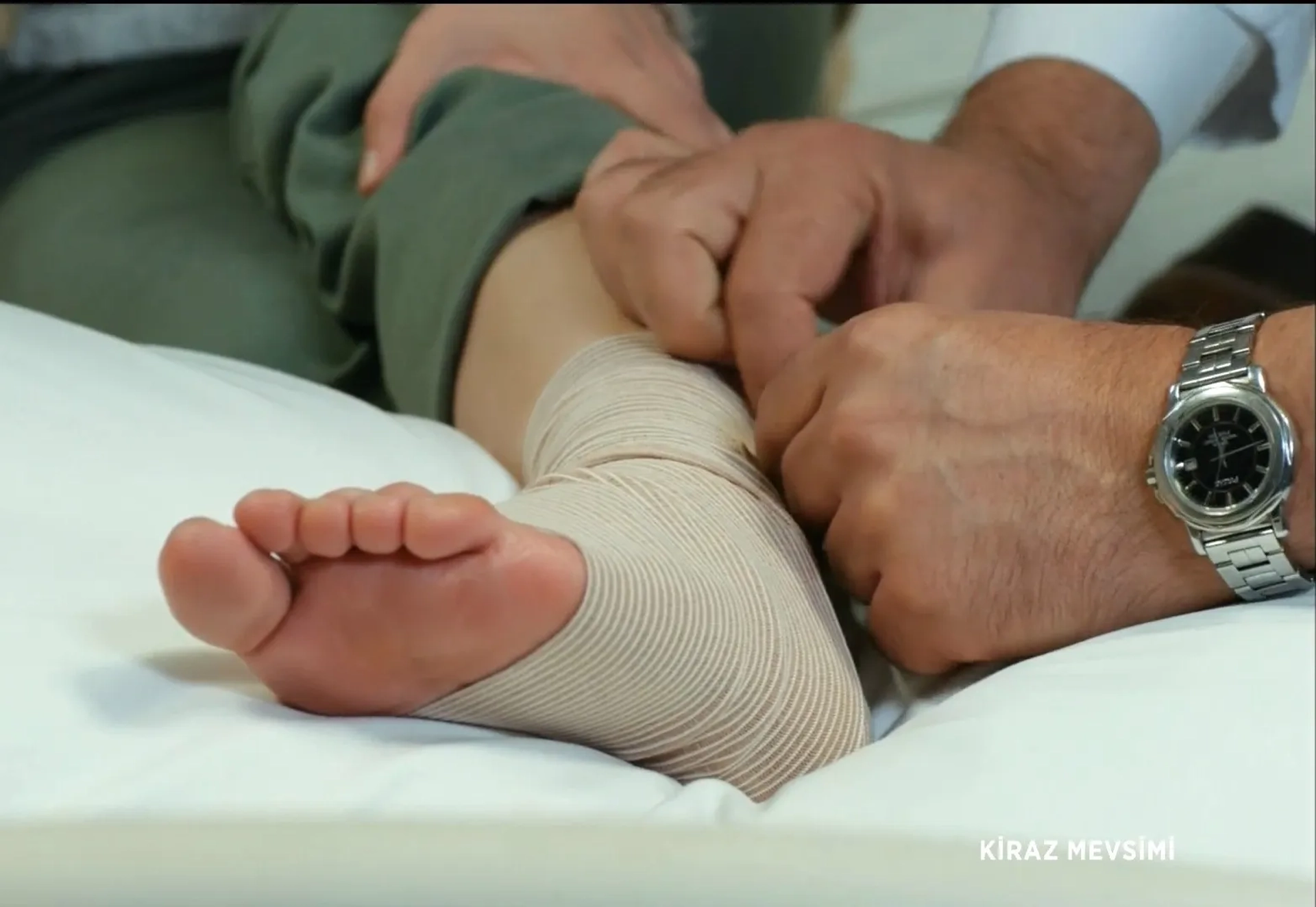 Özge Gürel and Serkan Çayoglu in Cherry Season (2014)