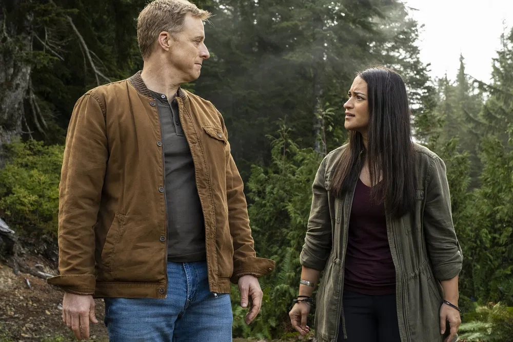 Alan Tudyk and Sara Tomko in Resident Alien: Radio Harry (2022)