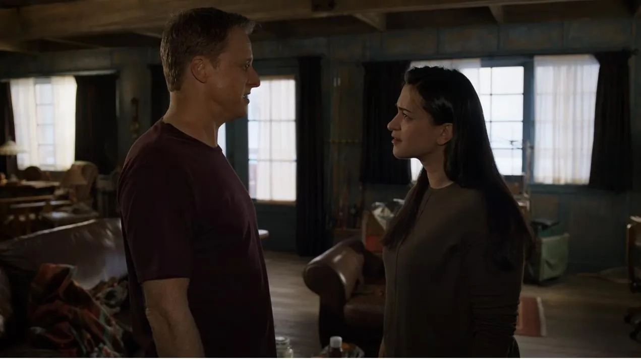 Alan Tudyk and Sara Tomko in Resident Alien: Welcome Aliens (2021)