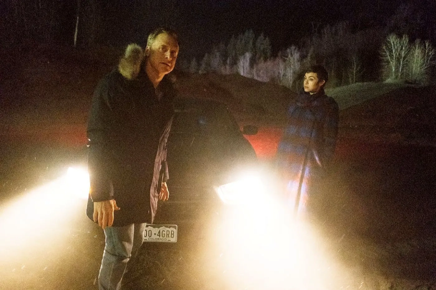 Alan Tudyk and Elvy in Resident Alien: The Green Glow (2021)
