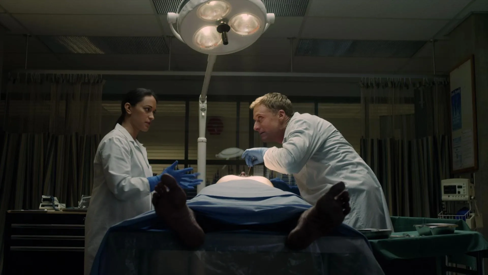 Alan Tudyk and Sara Tomko in Resident Alien: Pilot (2021)