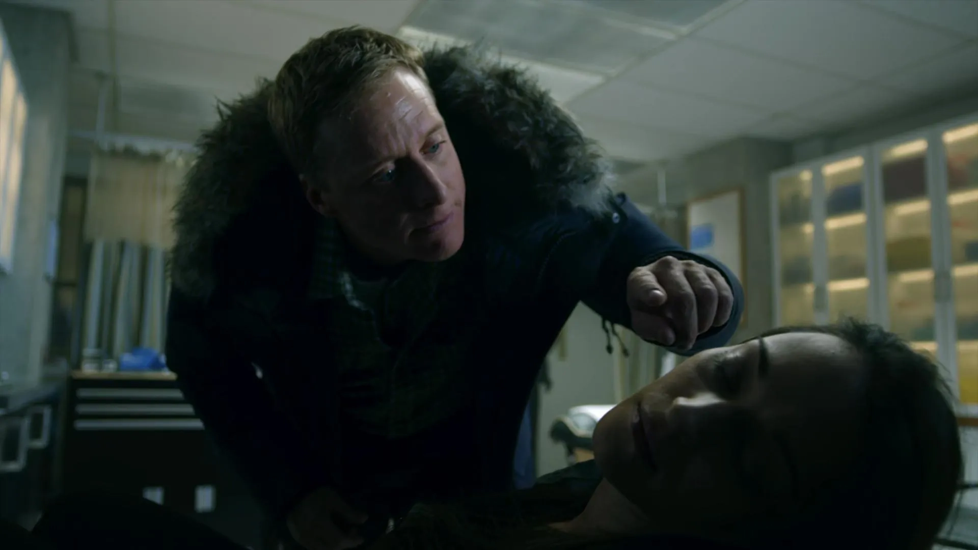 Alan Tudyk and Sara Tomko in Resident Alien: Pilot (2021)
