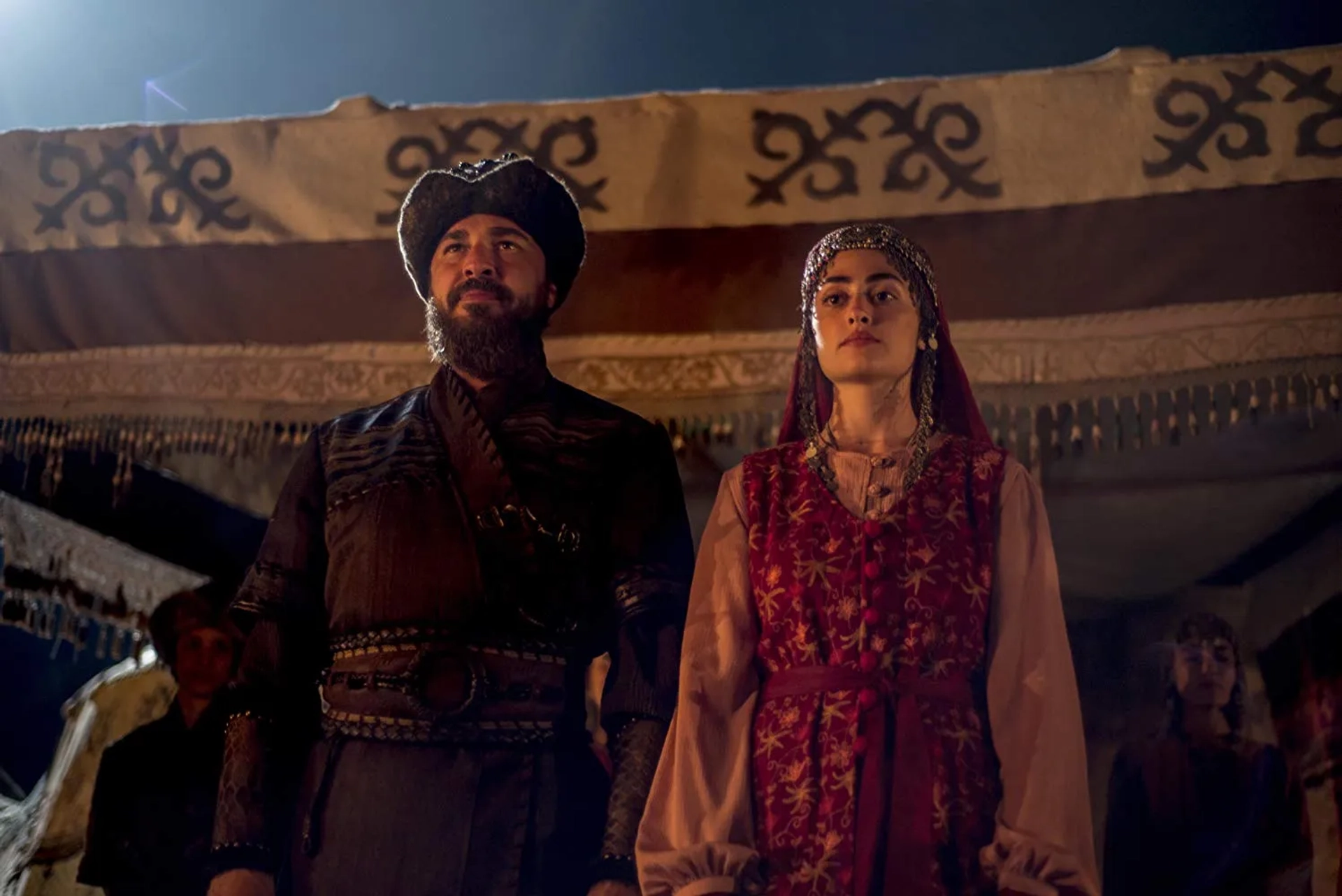 Engin Altan Düzyatan and Esra Bilgiç in Dirilis: Ertugrul (2014)