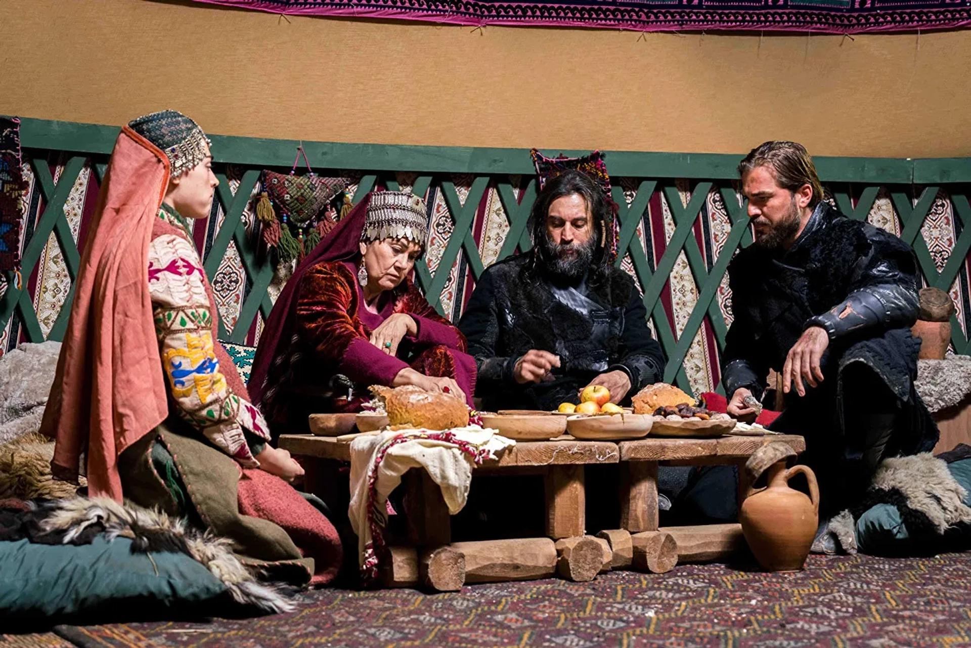 Hülya Darcan, Sezgin Erdemir, Engin Altan Düzyatan, and Esra Bilgiç in Dirilis: Ertugrul (2014)