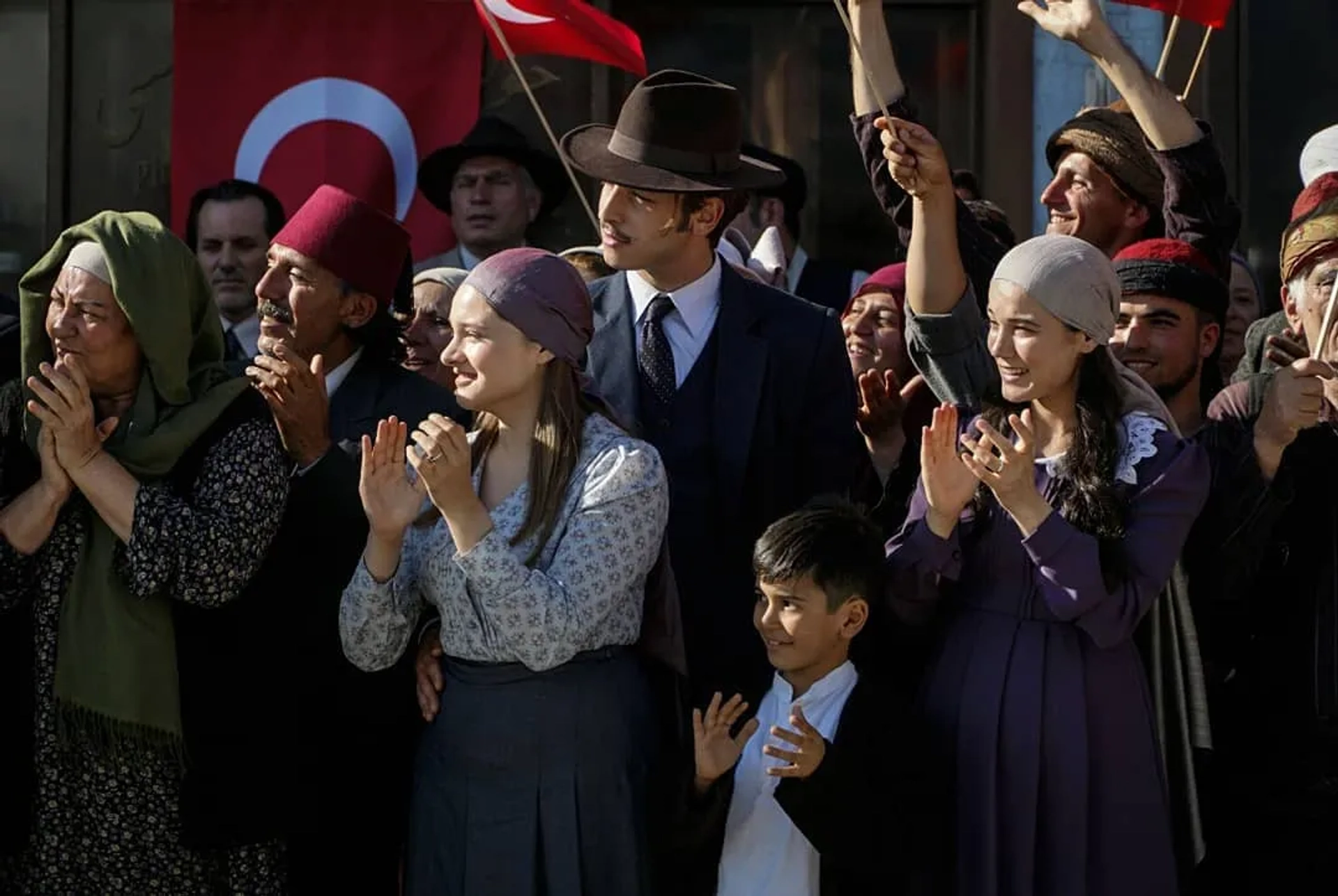 Miray Daner, Boran Kuzum, and Pinar Deniz in Wounded Love (2016)