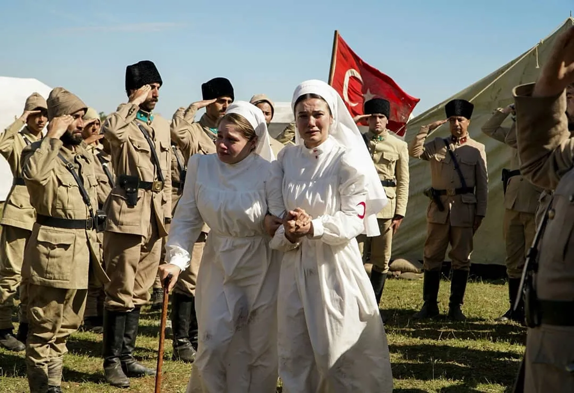 Miray Daner, Pinar Deniz, and Oguzhan Kayra Koc in Wounded Love (2016)