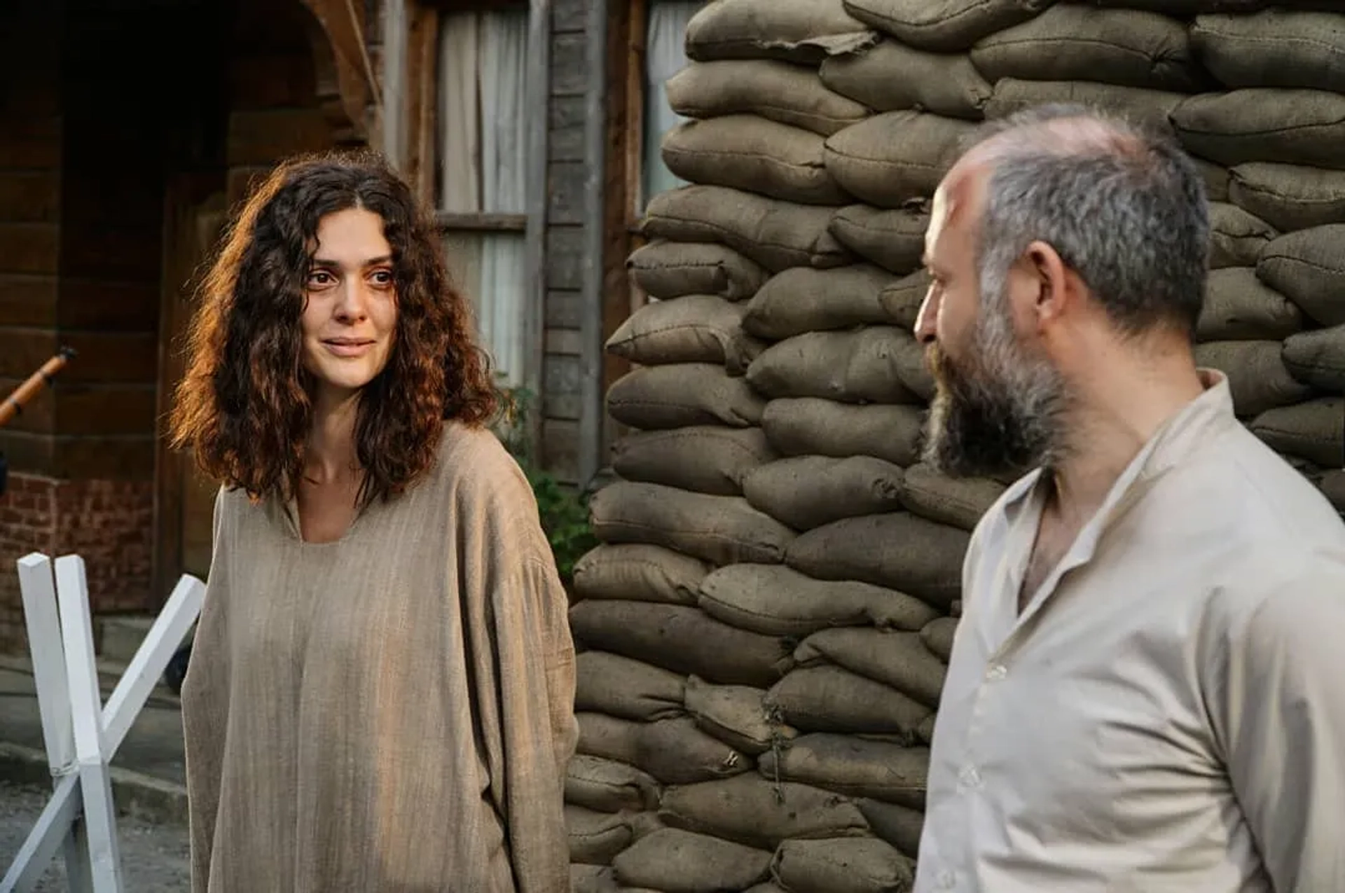 Halit Ergenç and Bergüzar Korel in Wounded Love (2016)