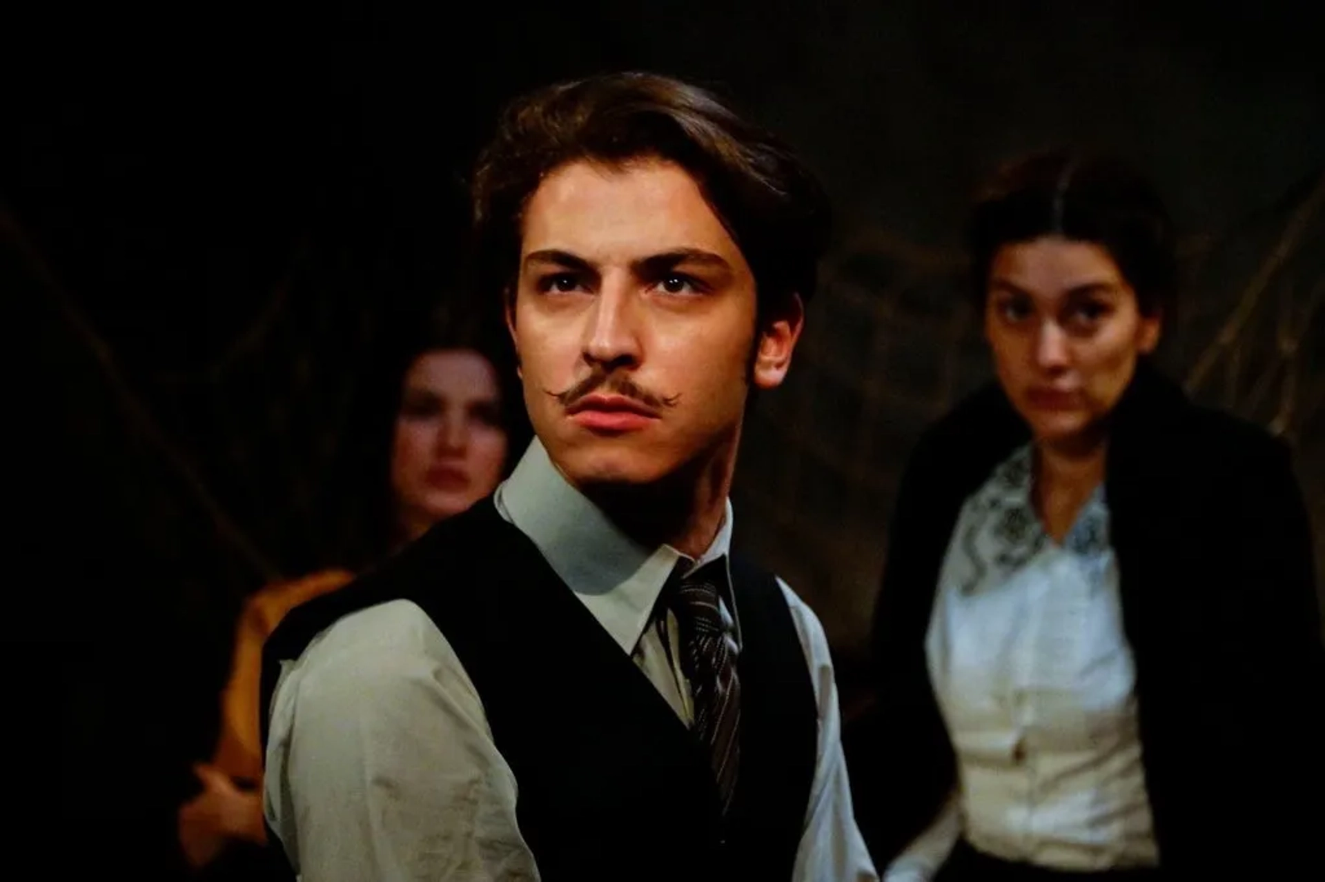 Bergüzar Korel, Boran Kuzum, and Pinar Deniz in Wounded Love (2016)