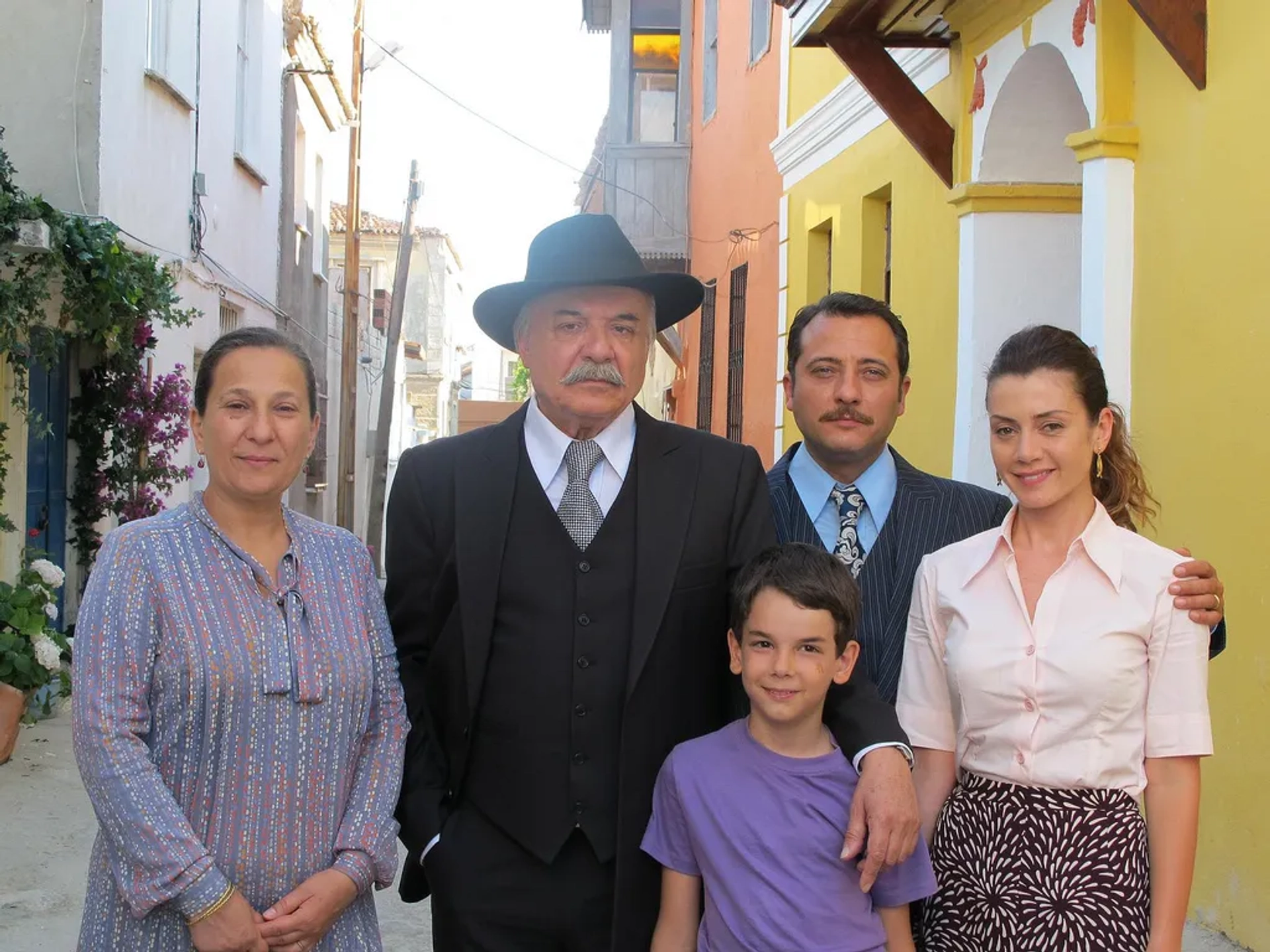 Çetin Tekindor, Yigit Özsener, Gökçe Bahadir, Sacide Tasaner, and Durukan Çelikkaya in My Grandfather's People (2011)