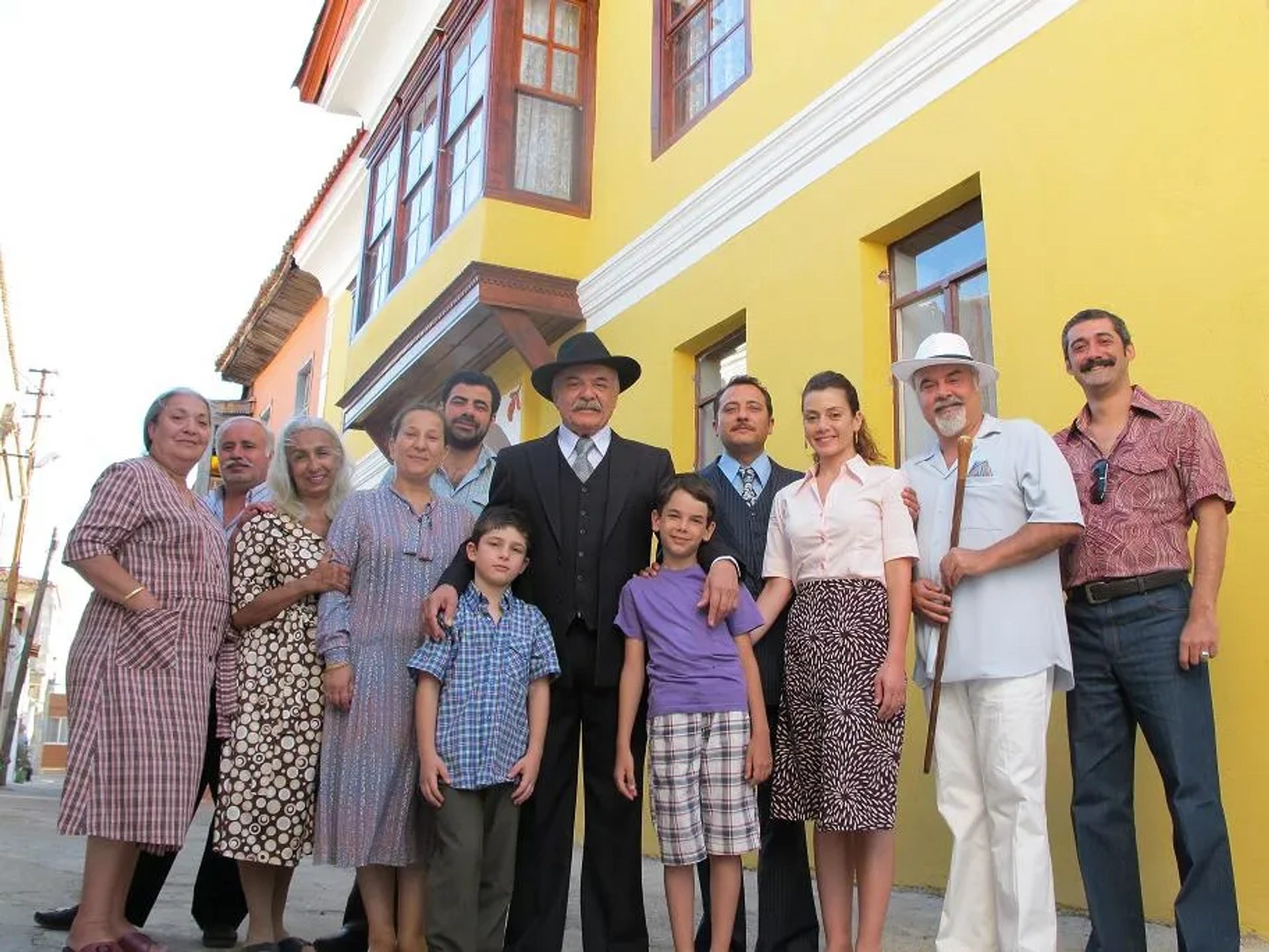 Çetin Tekindor, Aysen Sümercan, Yigit Özsener, Gökçe Bahadir, Mehmet Ali Kaptanlar, Sacide Tasaner, and Durukan Çelikkaya in My Grandfather's People (2011)