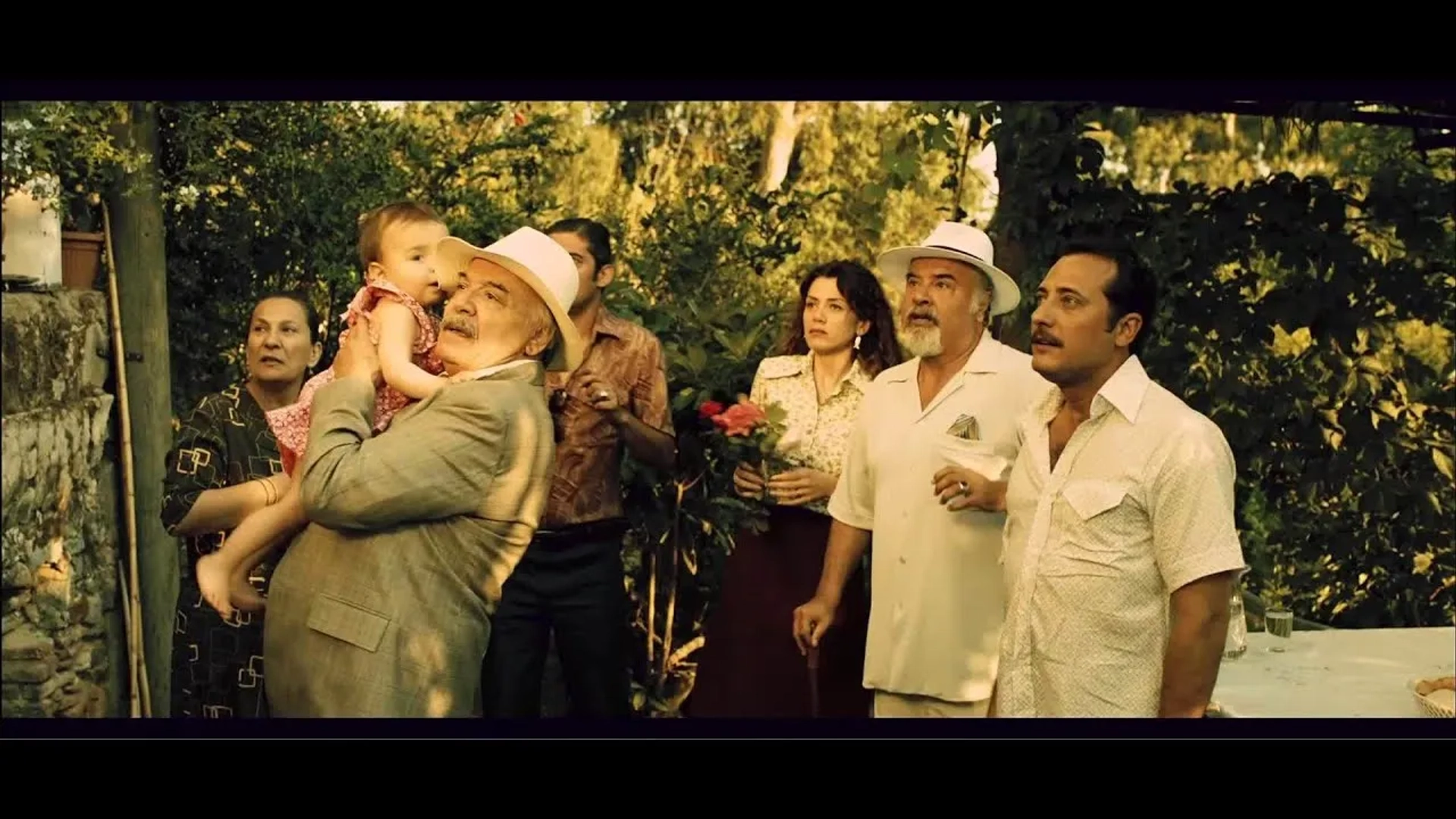 Çetin Tekindor, Yigit Özsener, Gökçe Bahadir, Mehmet Ali Kaptanlar, Sacide Tasaner, and Durukan Çelikkaya in My Grandfather's People (2011)