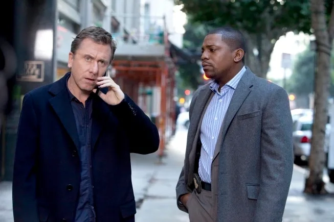 Tim Roth and Mekhi Phifer in Lie to Me (2009)