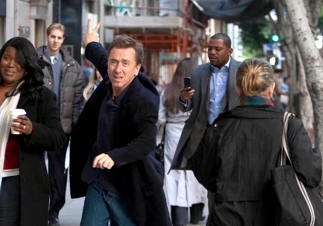 Tim Roth and Mekhi Phifer in Lie to Me (2009)