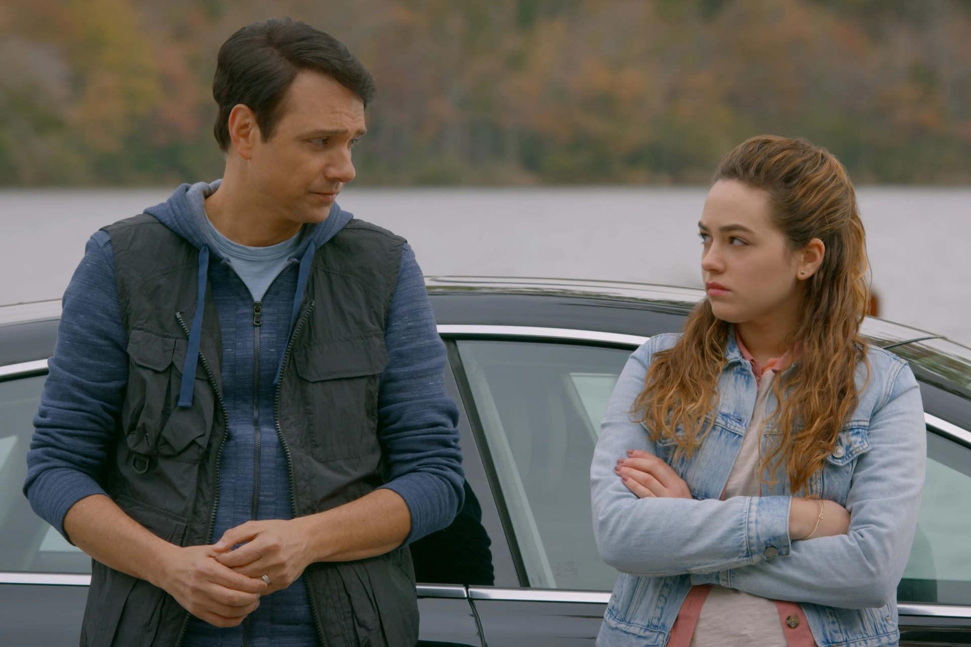 Ralph Macchio and Mary Mouser in Obstáculos (2021)