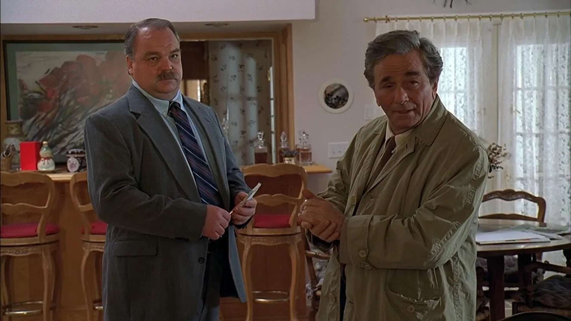 Peter Falk and Richard Riehle in Columbo: Ashes to Ashes (1998)