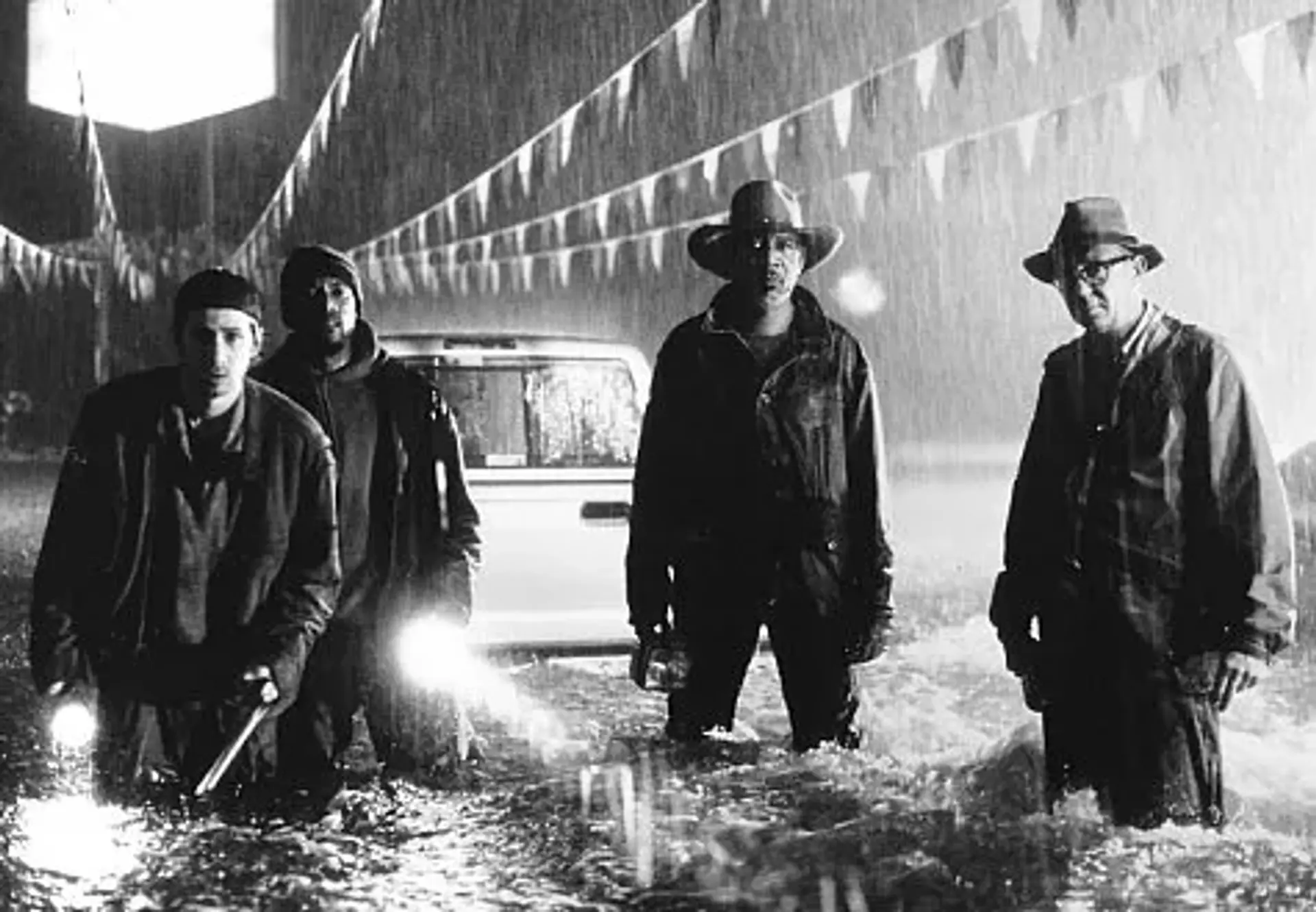 فیلم باران سخت (Hard Rain 1998)