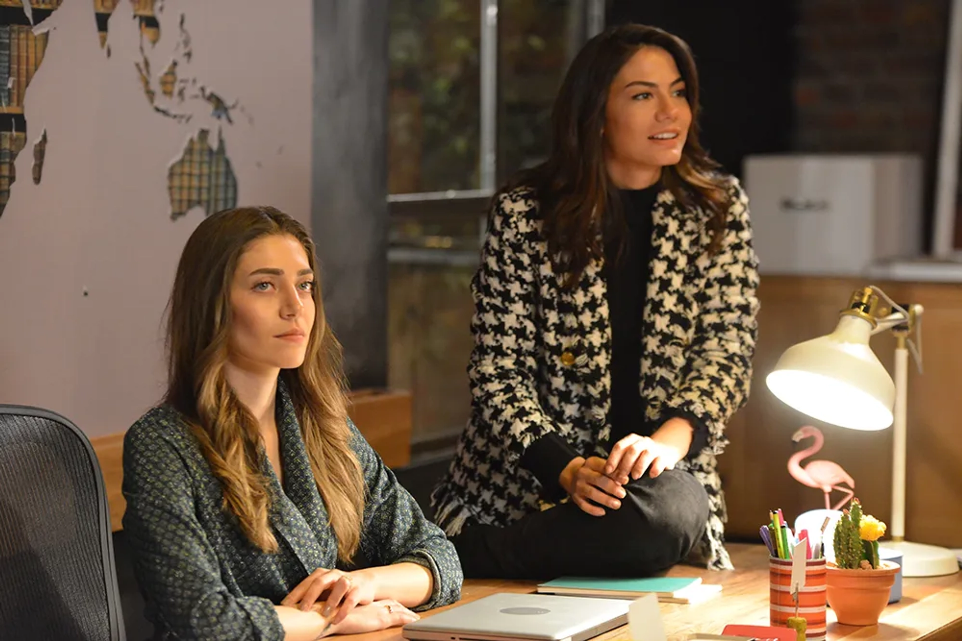 Demet Özdemir and Öznur Serçeler in Daydreamer (2018)