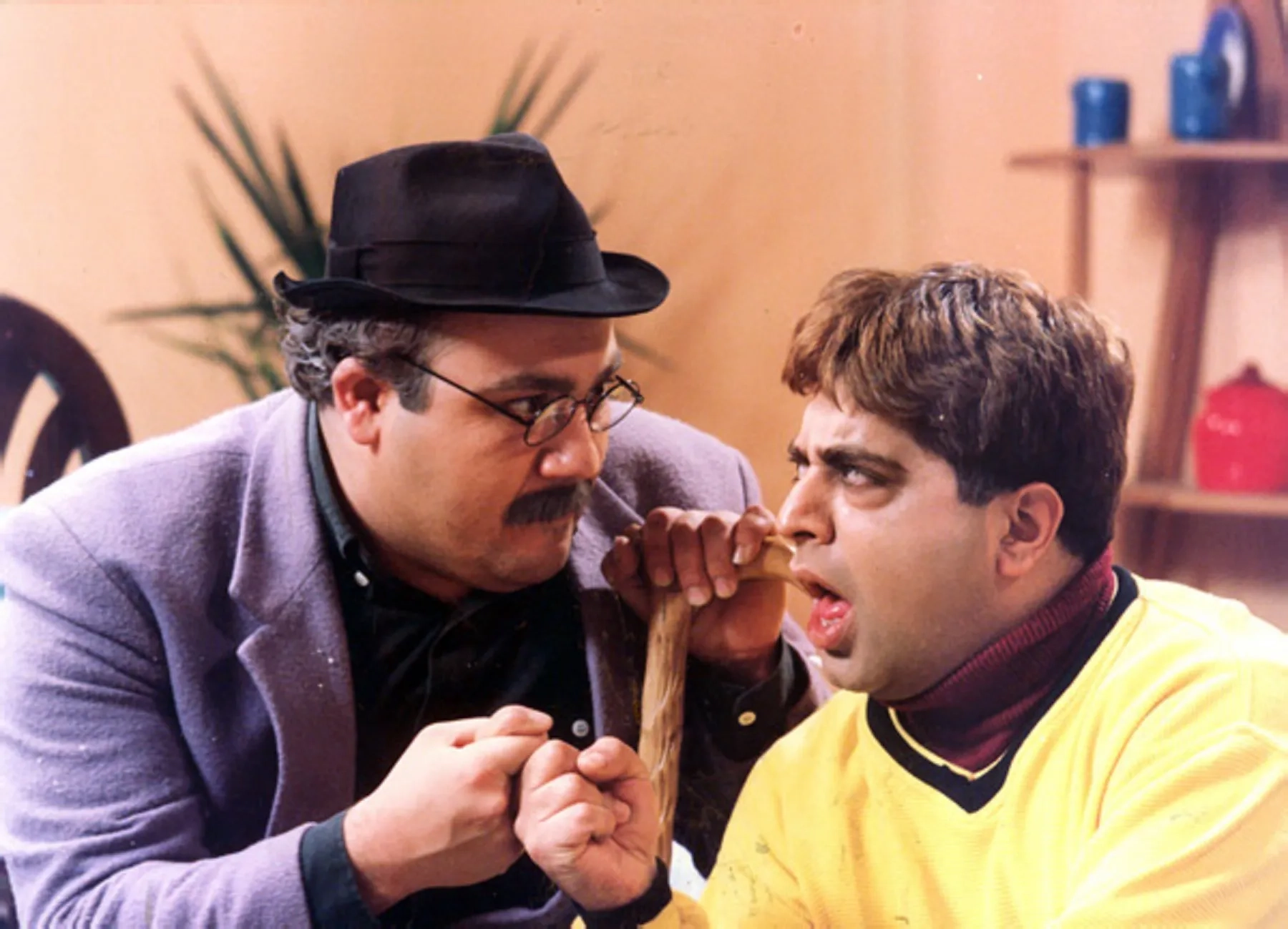 Reza Shafi' Jam and Mehran Ghafoorian in In Chand Nanfar (1999)