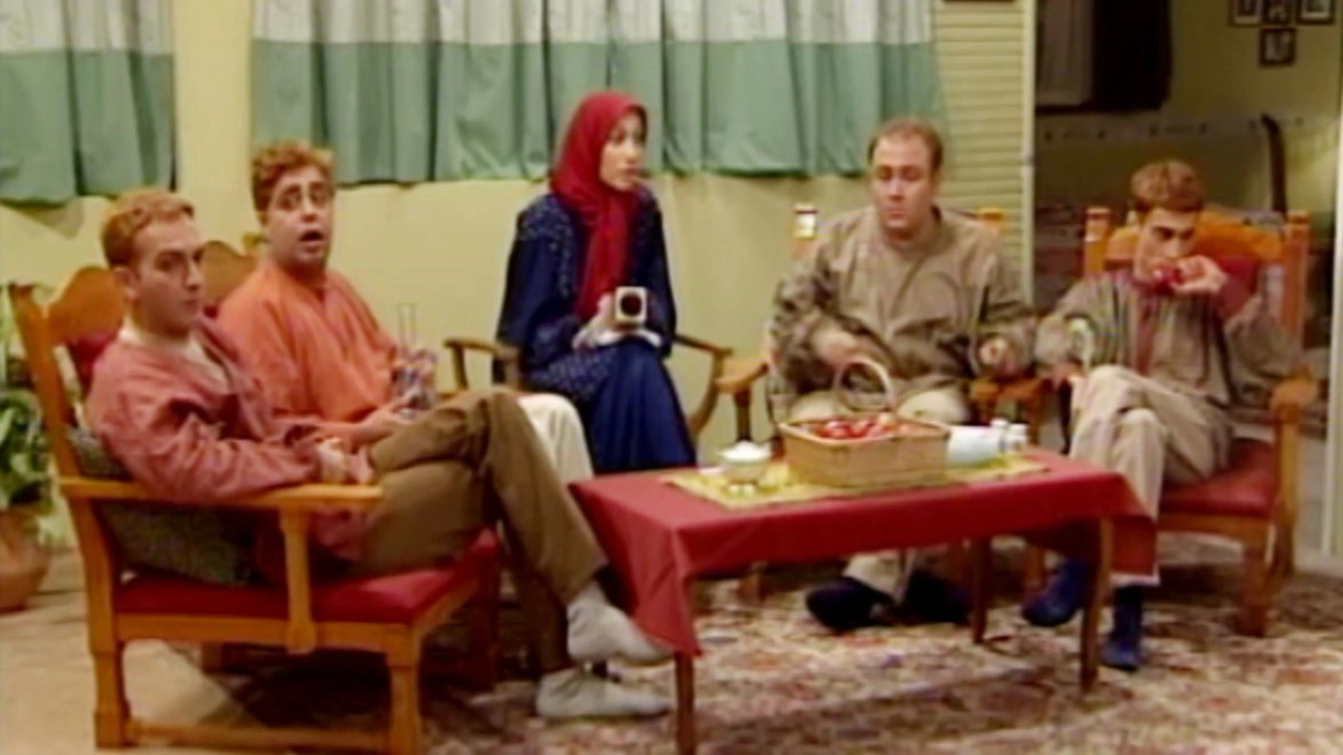 Falamak Jonidi, Arzhang Amirfazli, Reza Shafi' Jam, Mehran Ghafoorian, and Bijan Banafshekhah in In Chand Nanfar (1999)