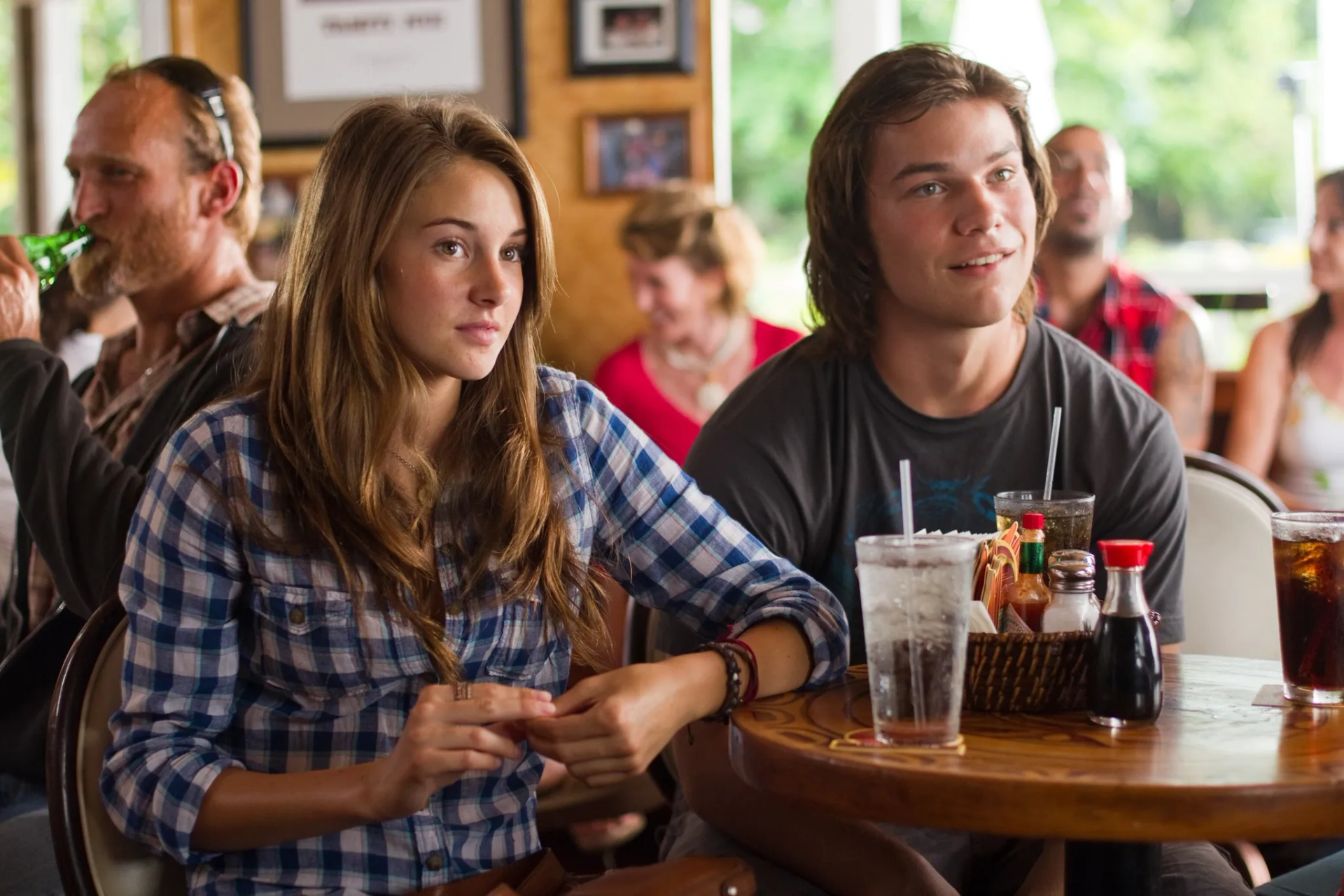 Shailene Woodley and Nick Krause in The Descendants (2011)