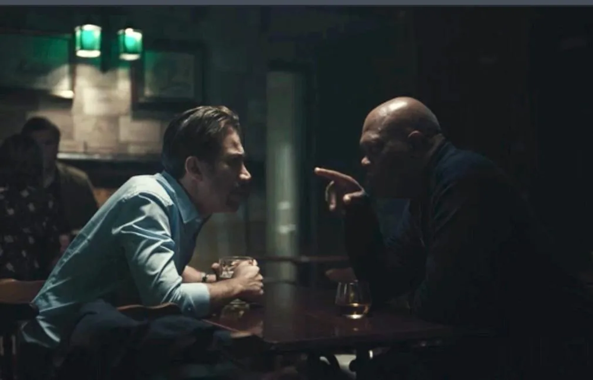 Samuel L. Jackson and Gianni Capaldi in Damaged (2024)