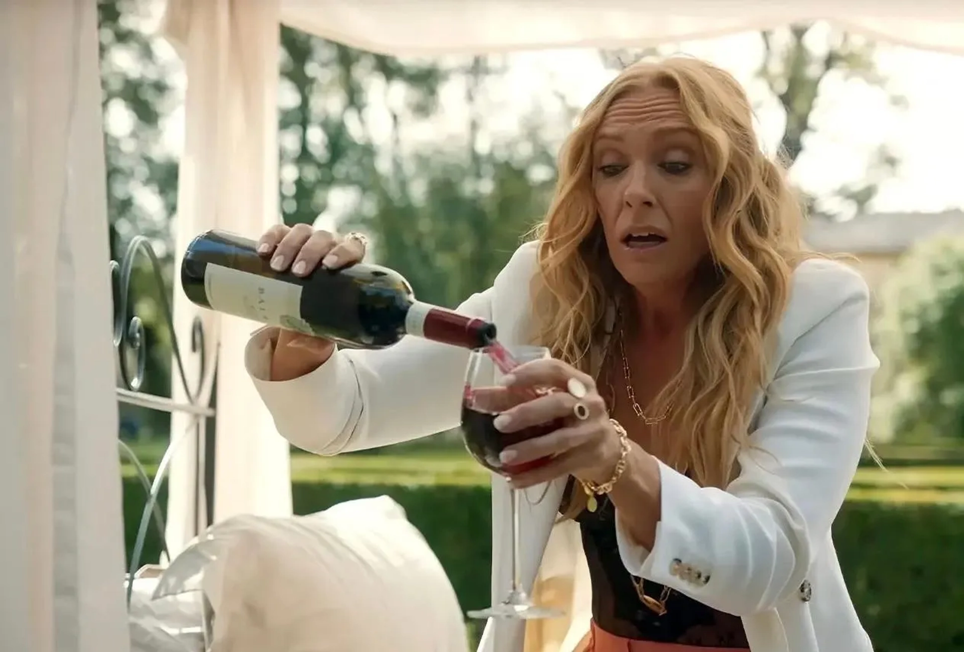 Toni Collette in Mafia Mamma (2023)