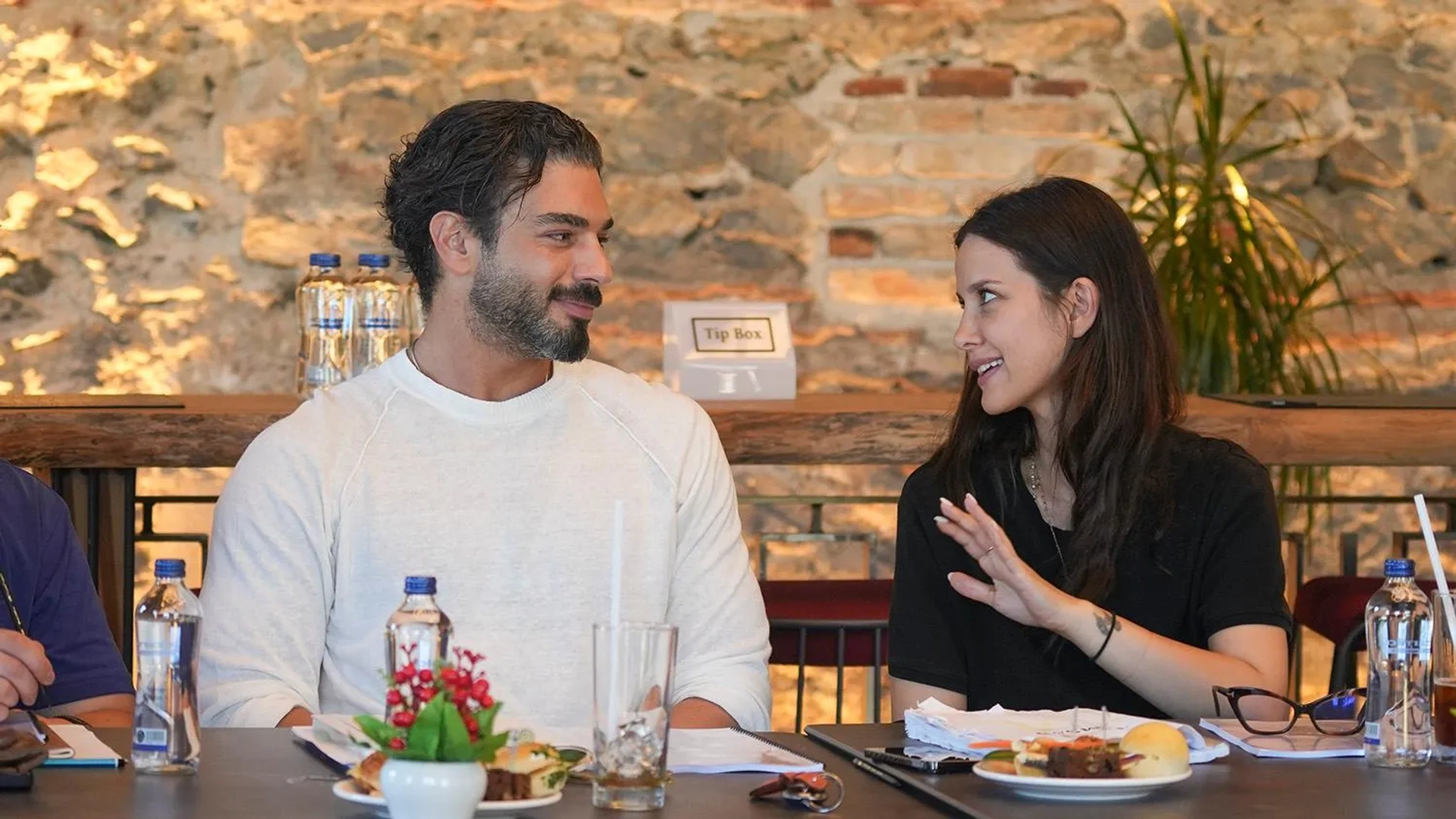 Sükrü Özyildiz and Irem Helvacioglu in Karadut (2024)