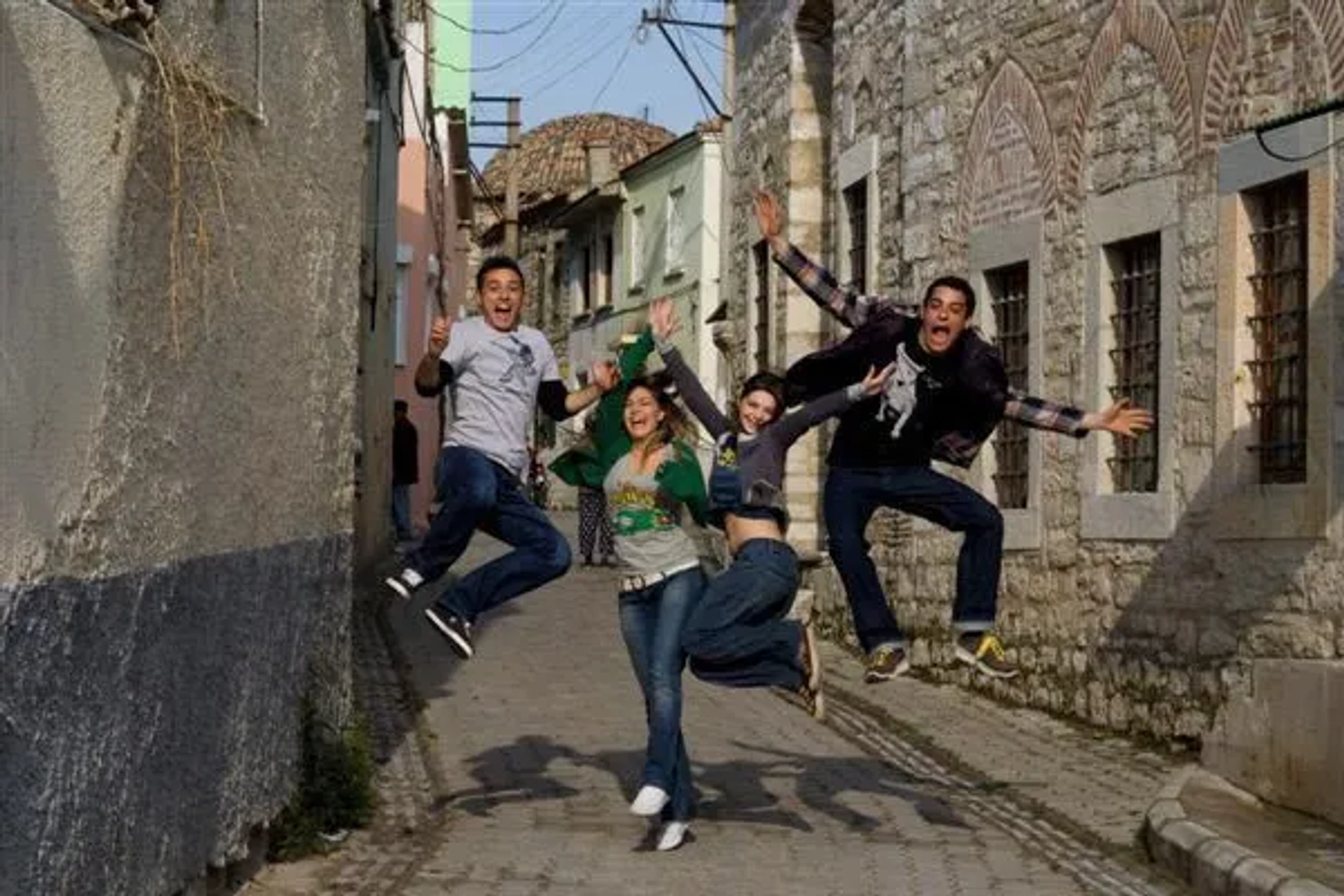 Ibrahim Kendirci, Pelin Karahan, Daghan Külegeç, and Asli Enver in Daydreaming (2007)